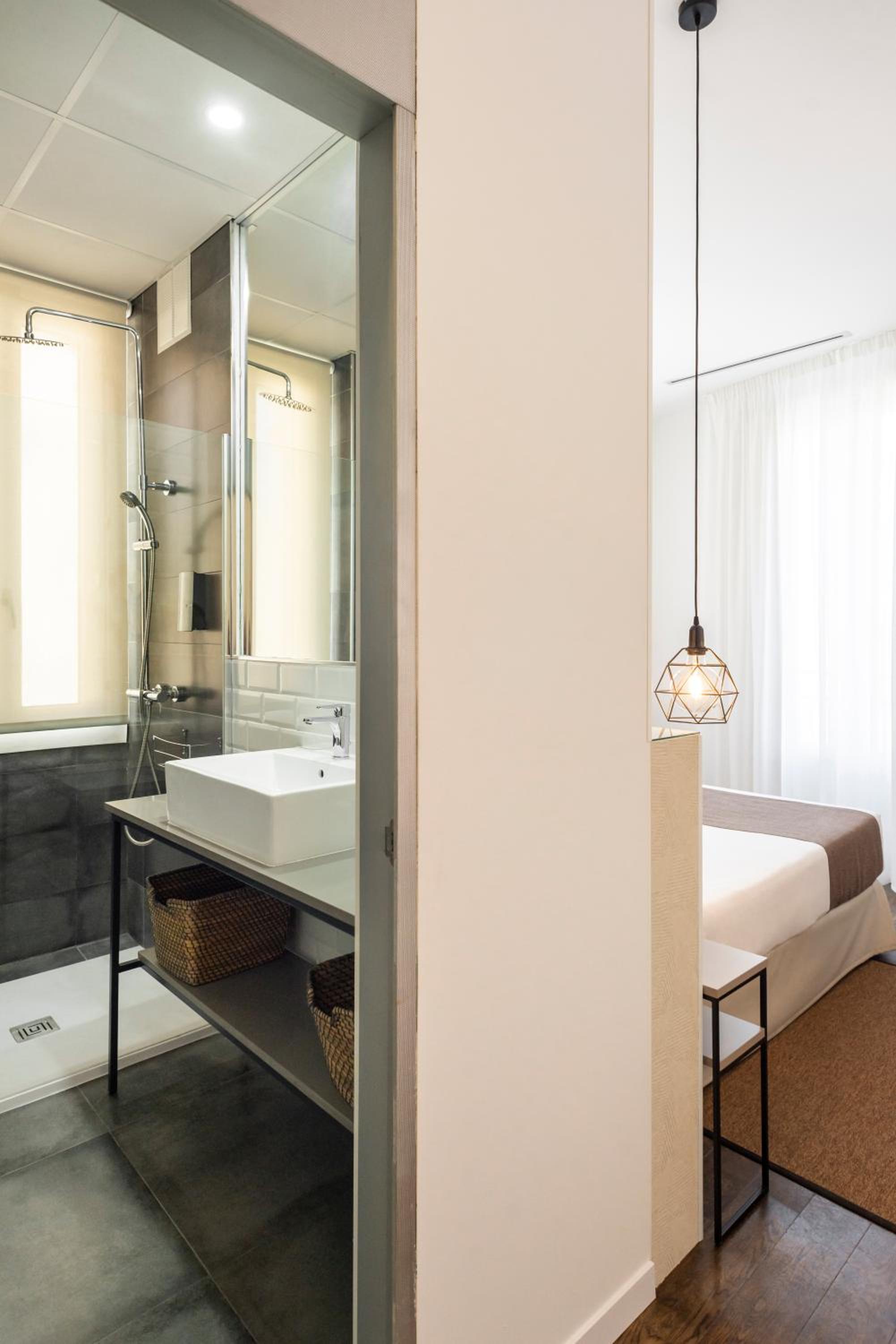 Double Room with Balcony - Photo 3