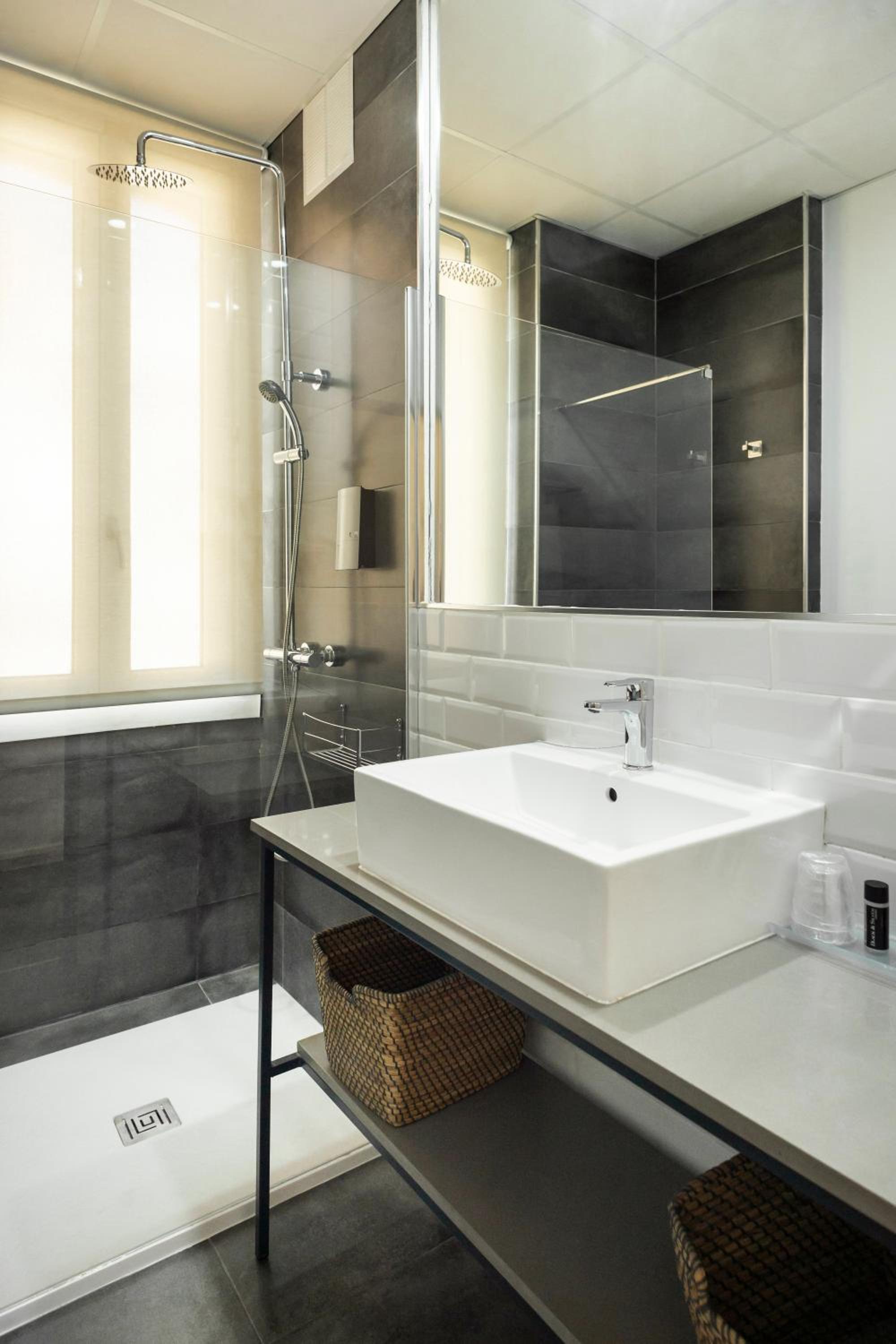 Double Room with Balcony - Photo 4