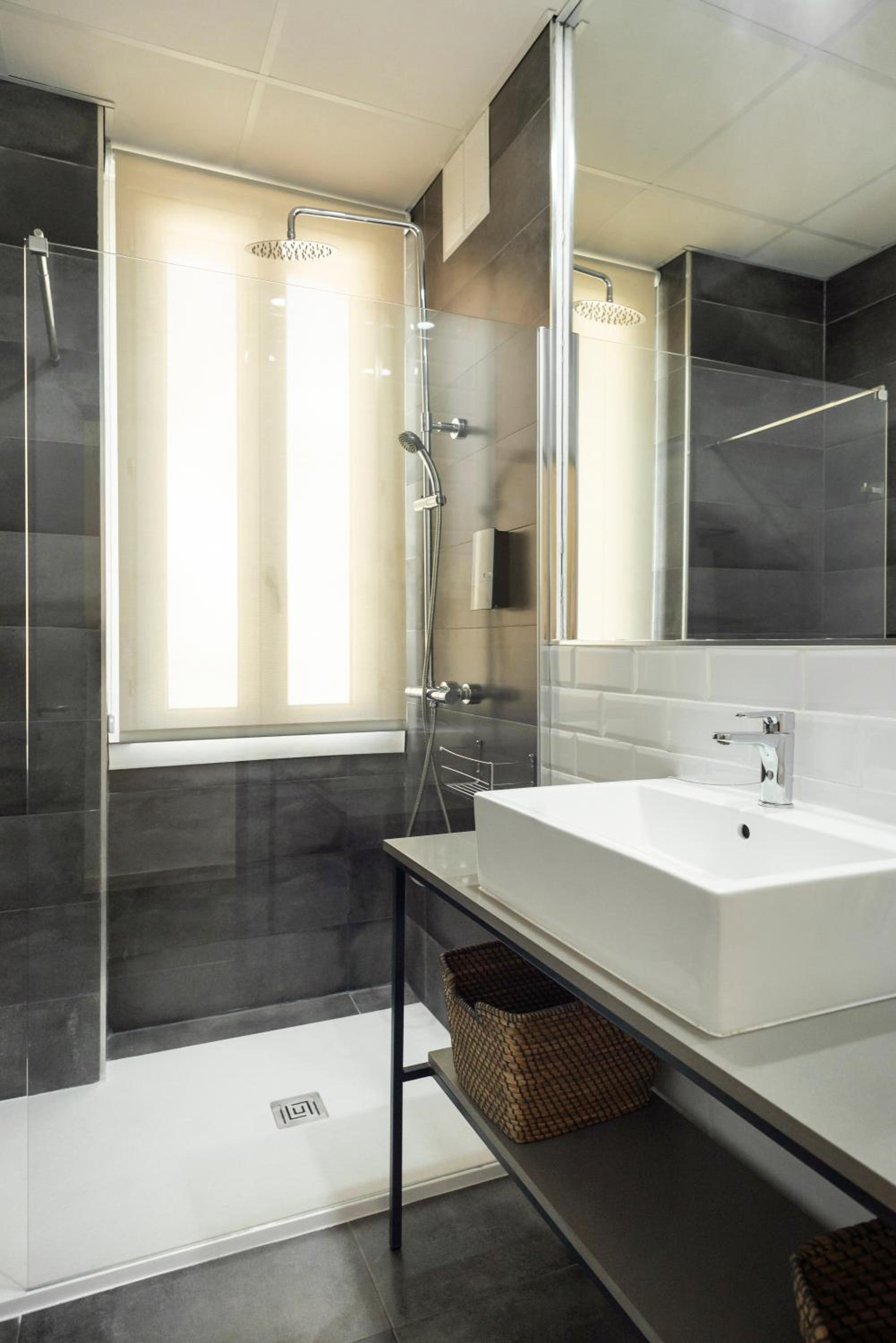Double Room with Balcony - Photo 5