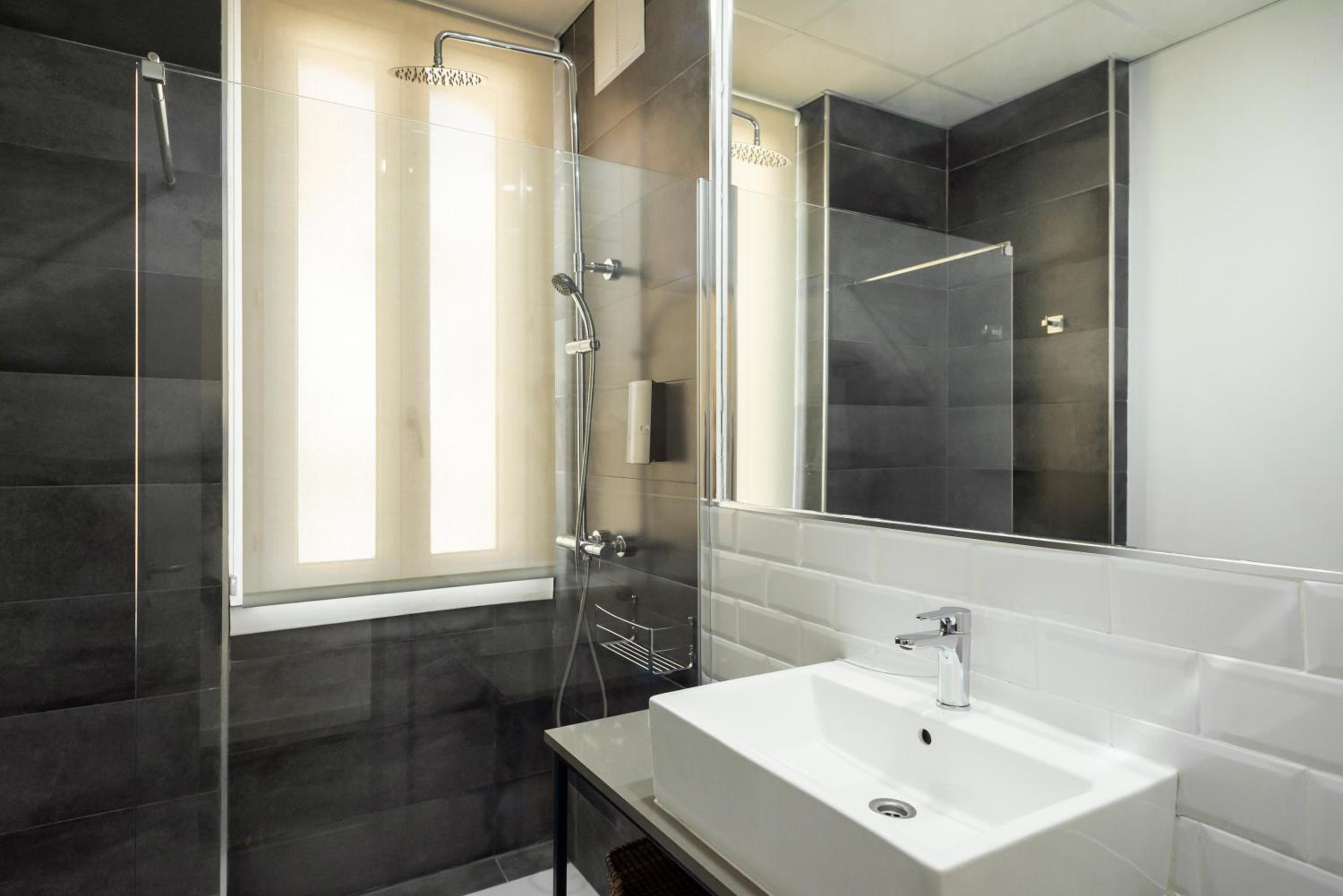 Double Room with Balcony - Photo 33