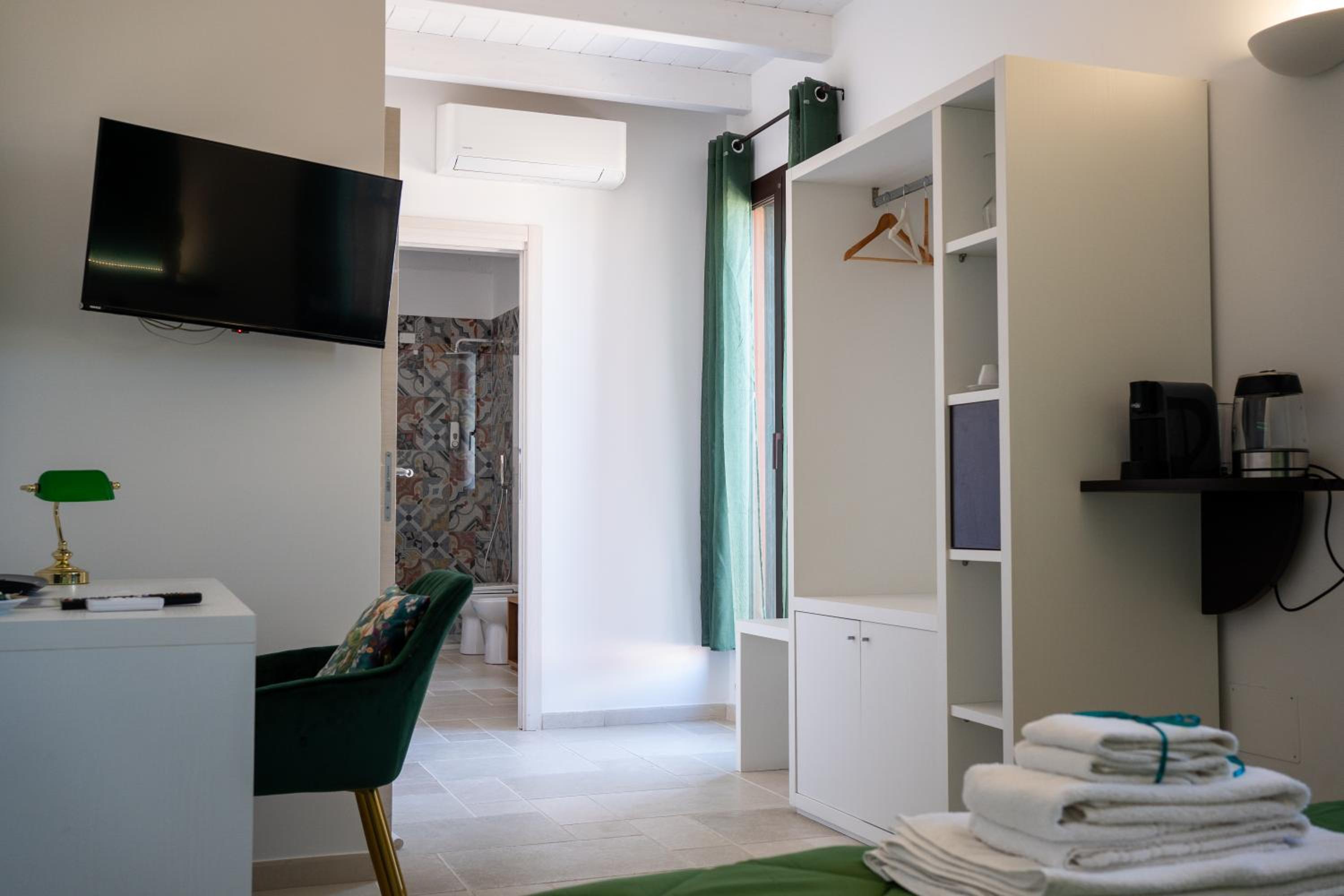 Queen Room with Spa Bath photo 2