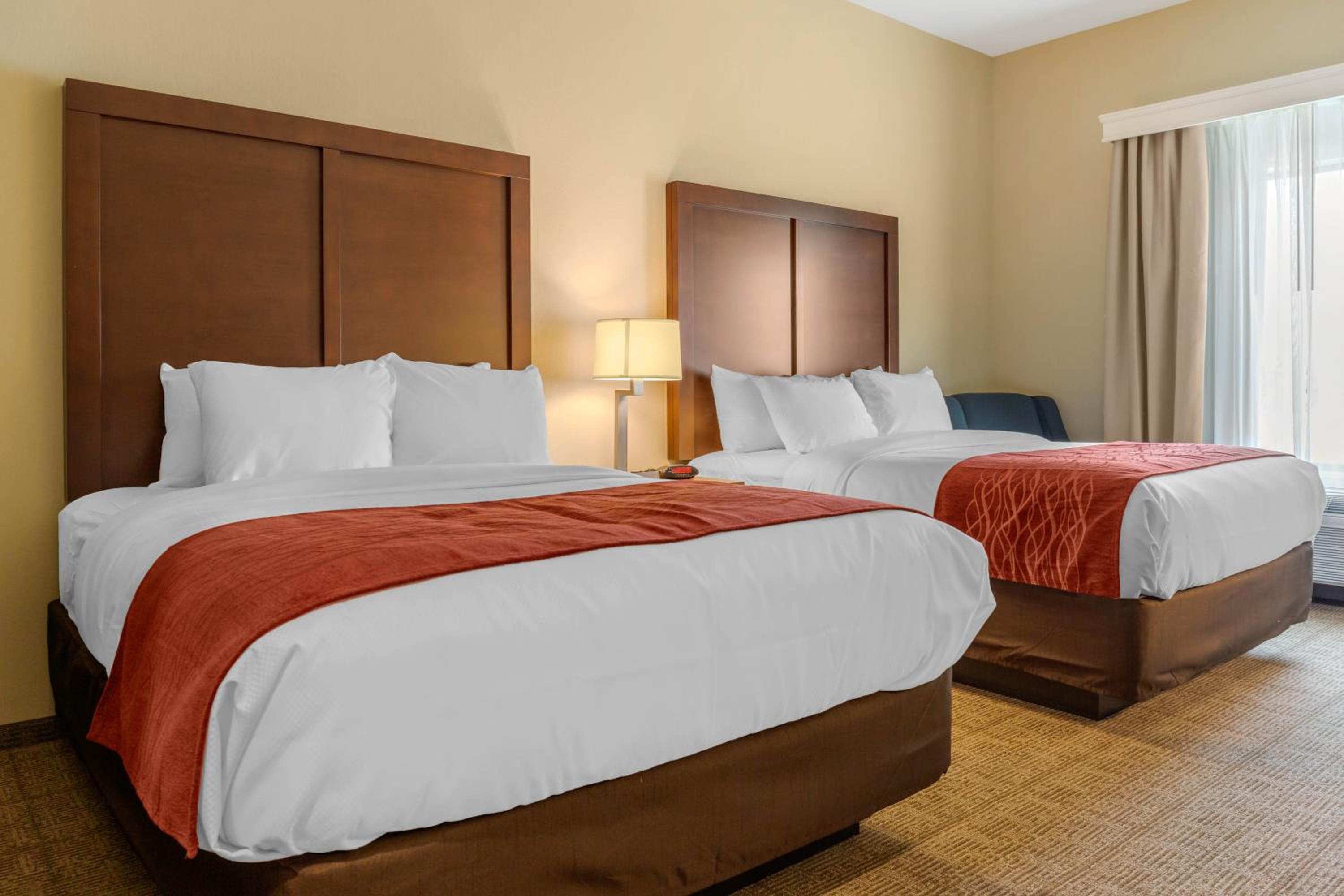 Queen Room with Two Queen Beds - Non-Smoking - Photo 5