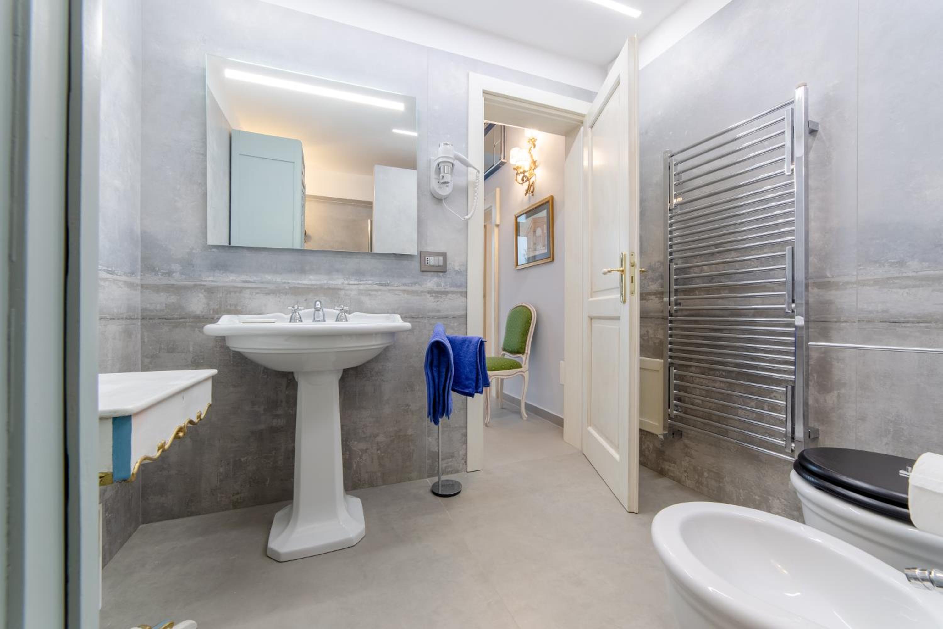 Suite with City View photo 3