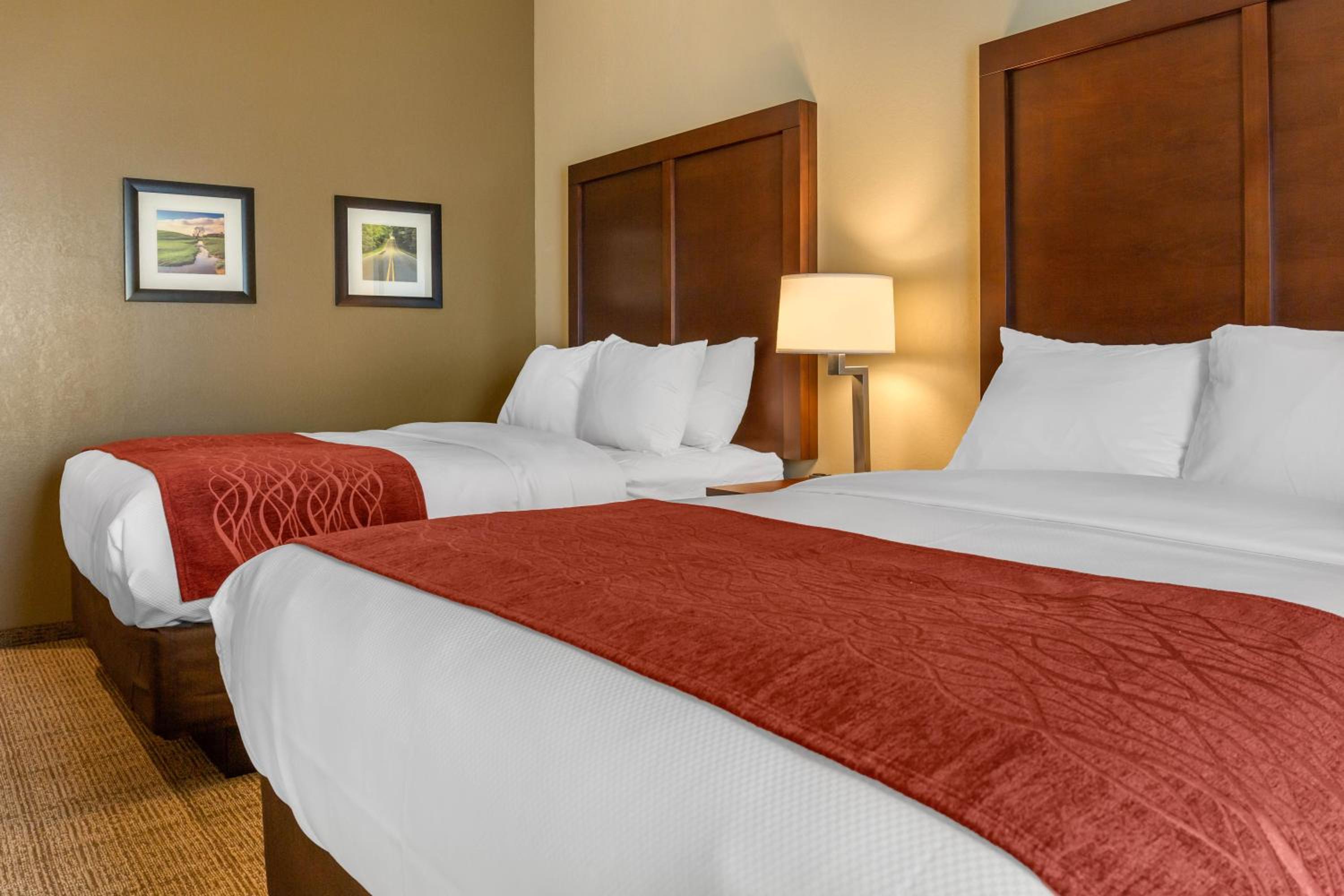 Queen Room with Two Queen Beds - Non-Smoking - Photo 1