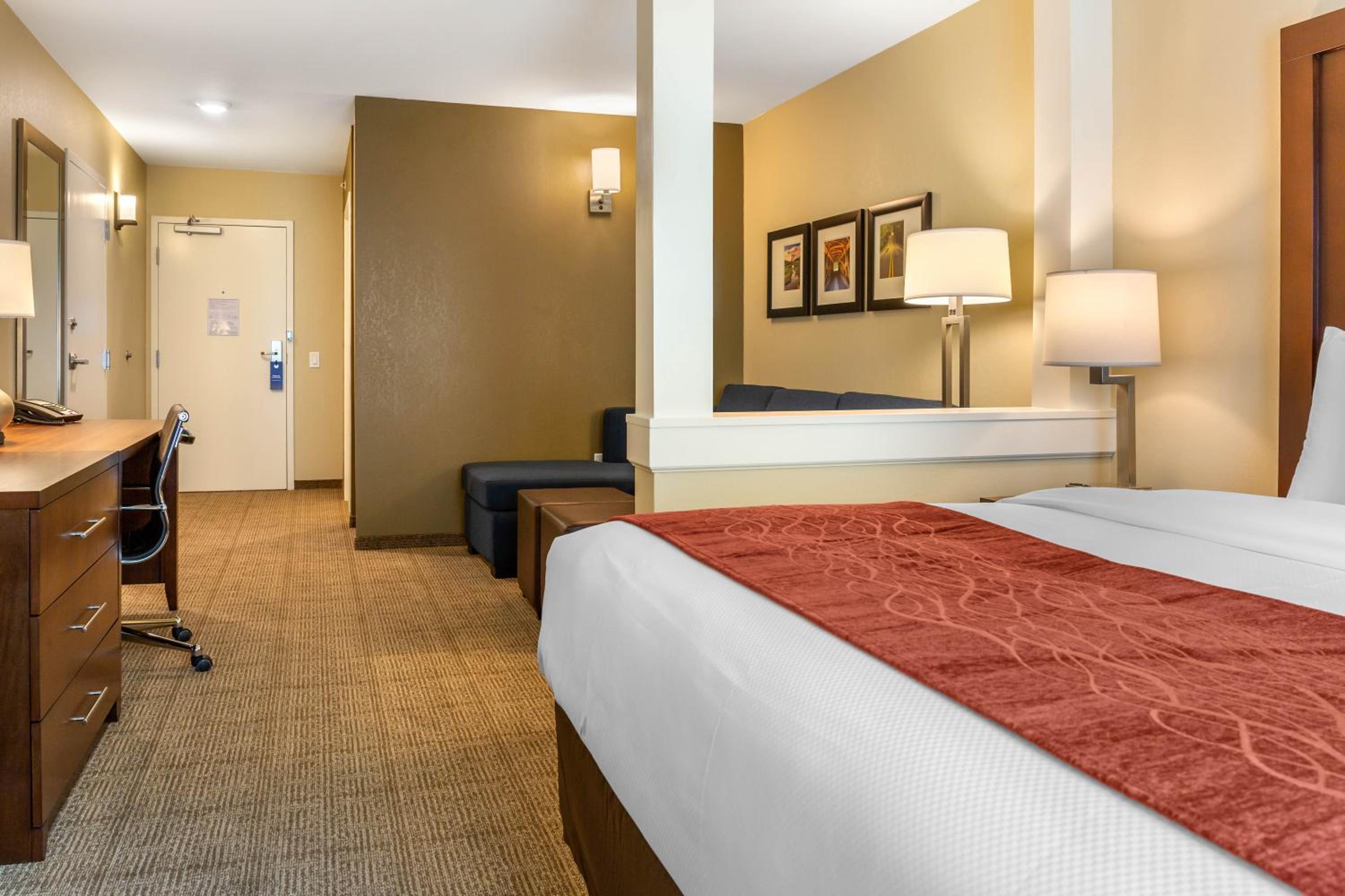 One-Bedroom King Suite - Non-Smoking - Photo 5
