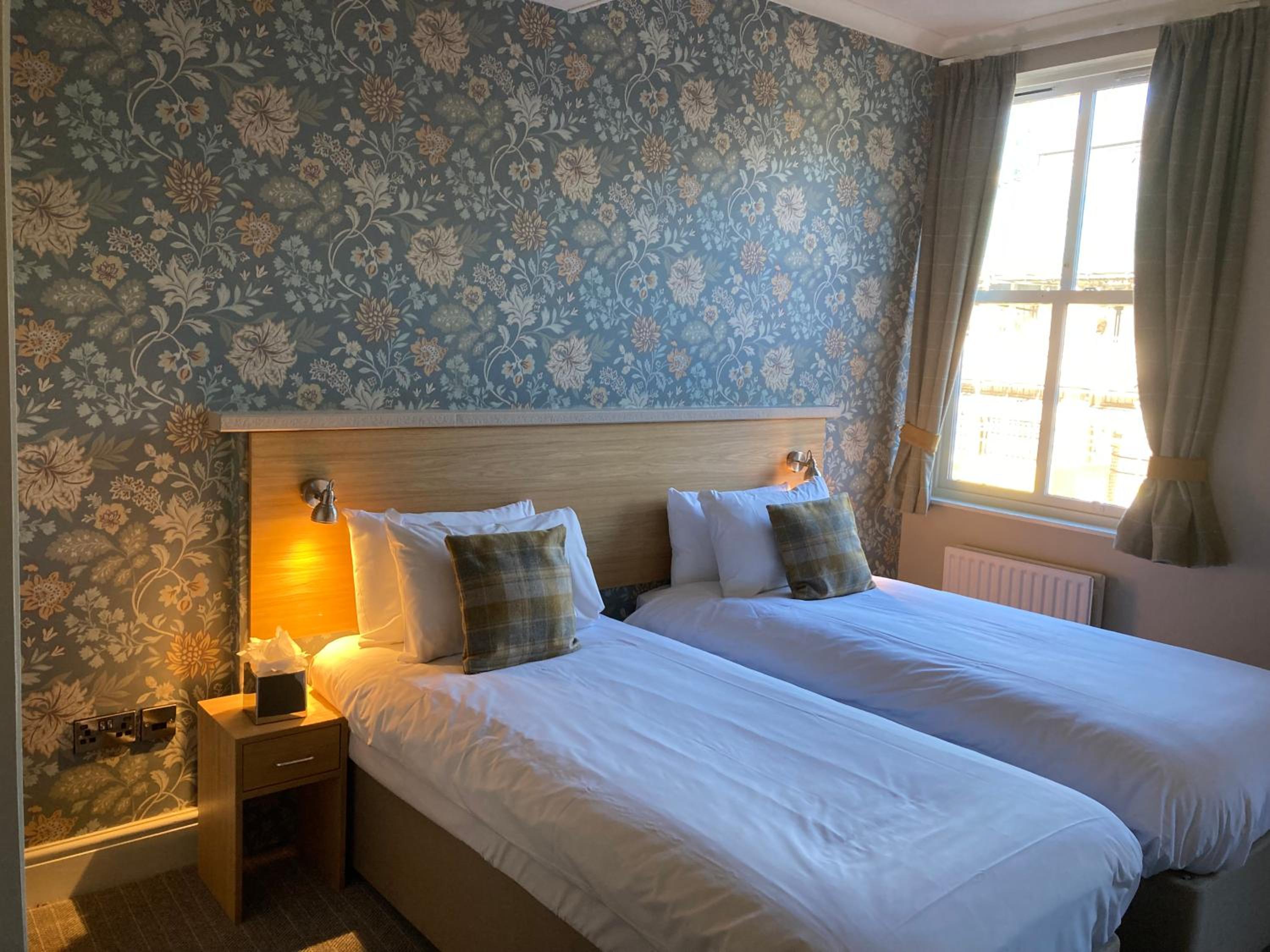 Twin Room with Bathroom photo 1