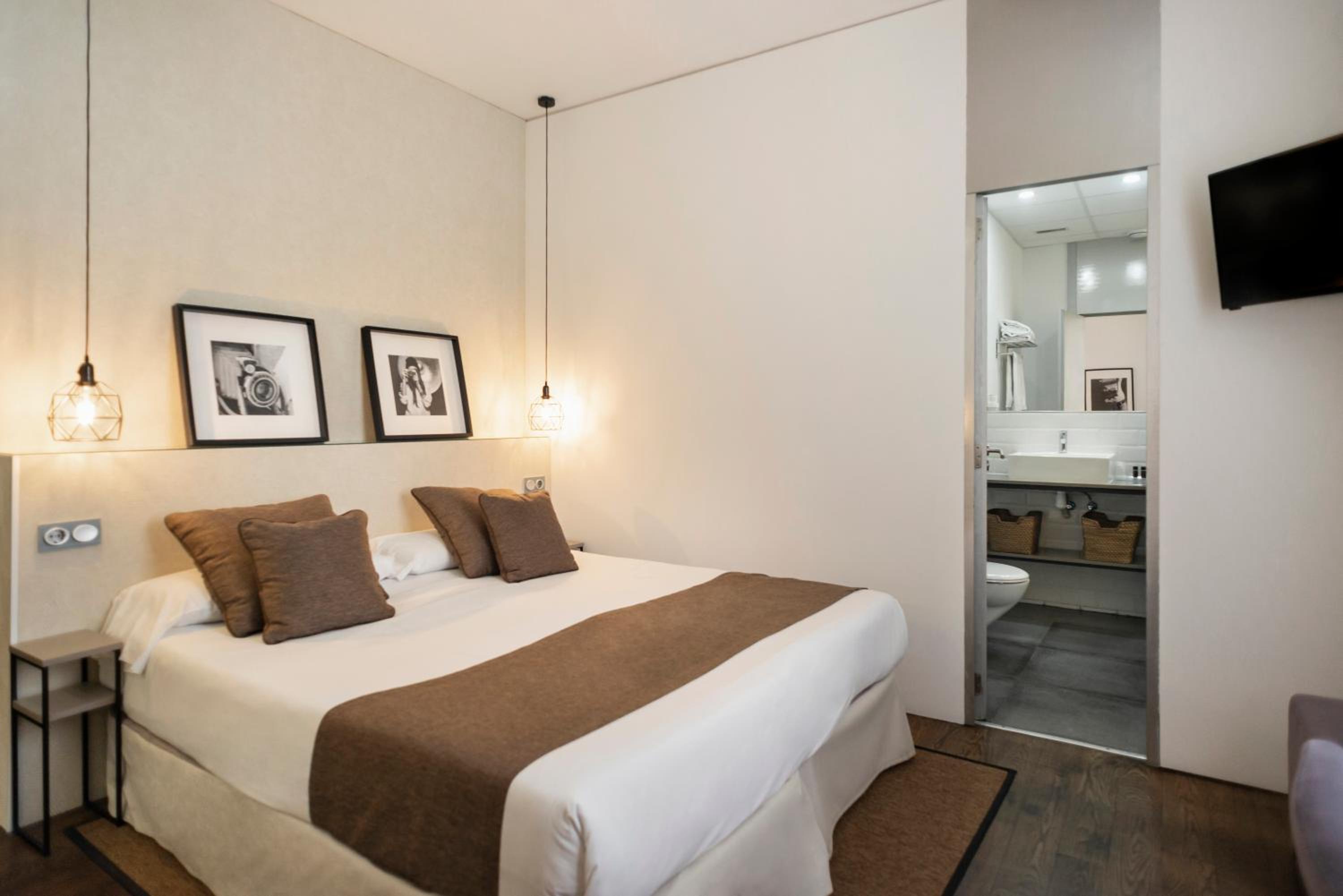 Double Room - Photo 18