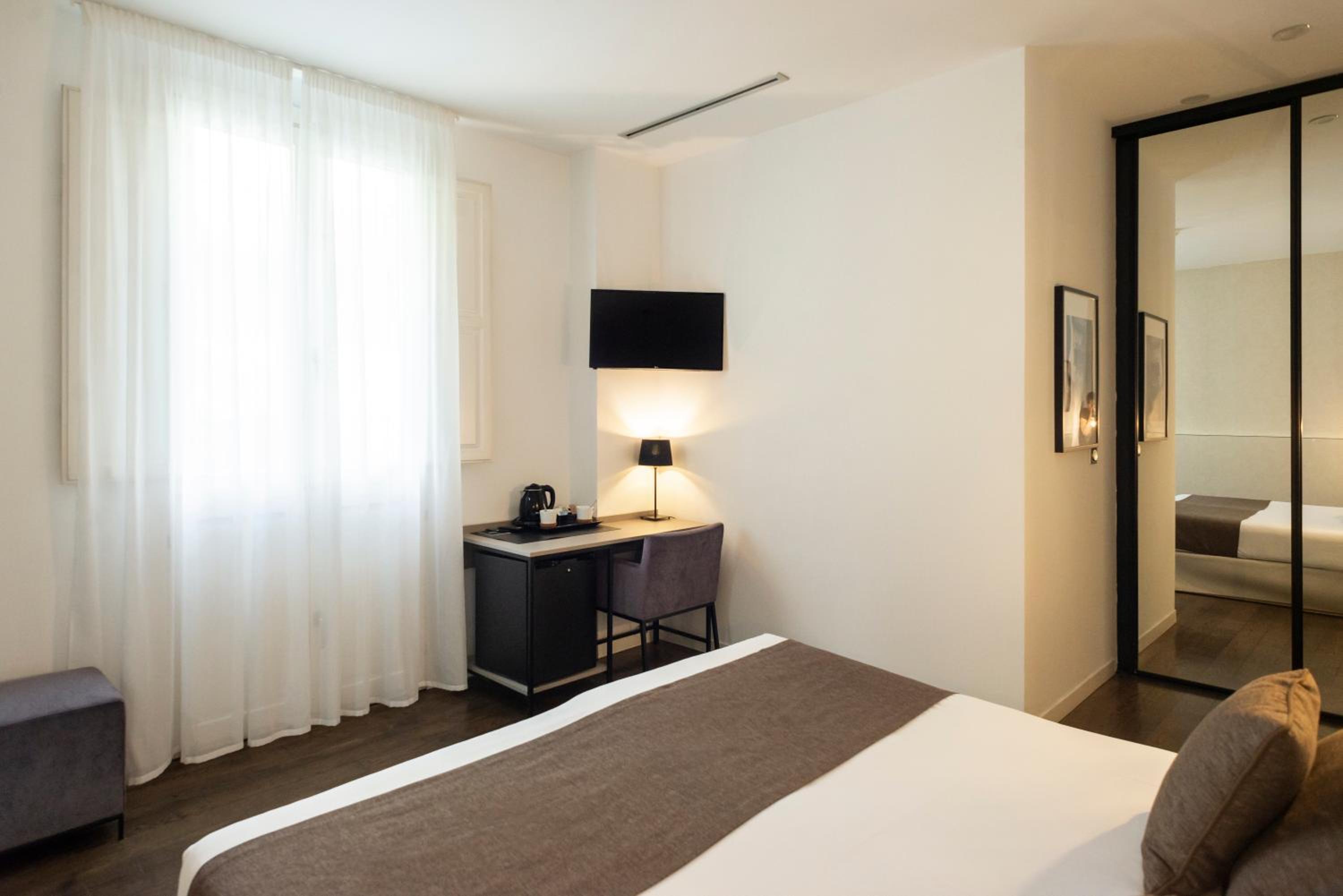 Double Room - Photo 12