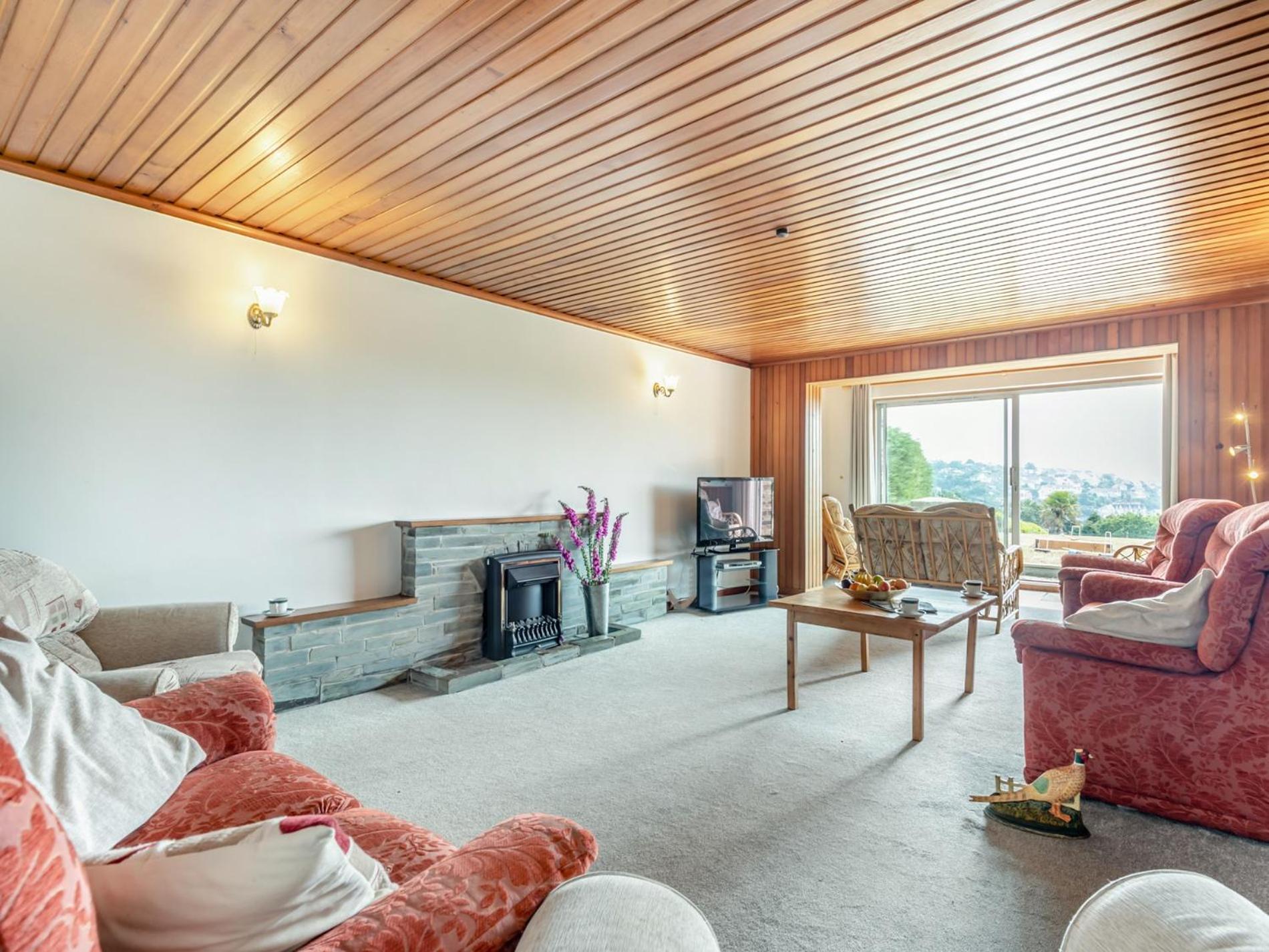 Nine-Bedroom House photo 1
