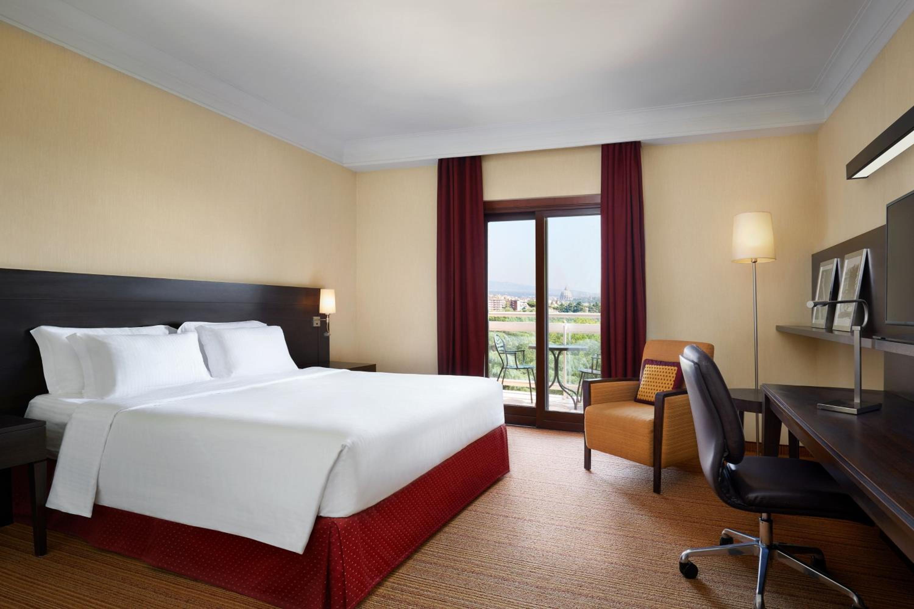 Guest room, 1 King, St. PeterÂ´s Dome view, High floor