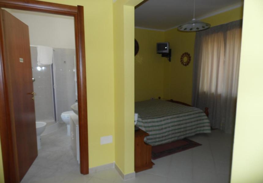 Quadruple Room with Bathroom - Photo 1