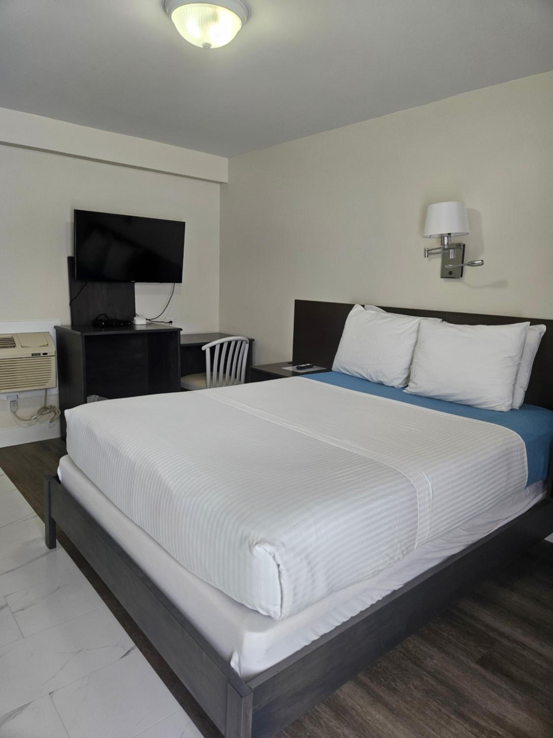 Queen Room photo 2