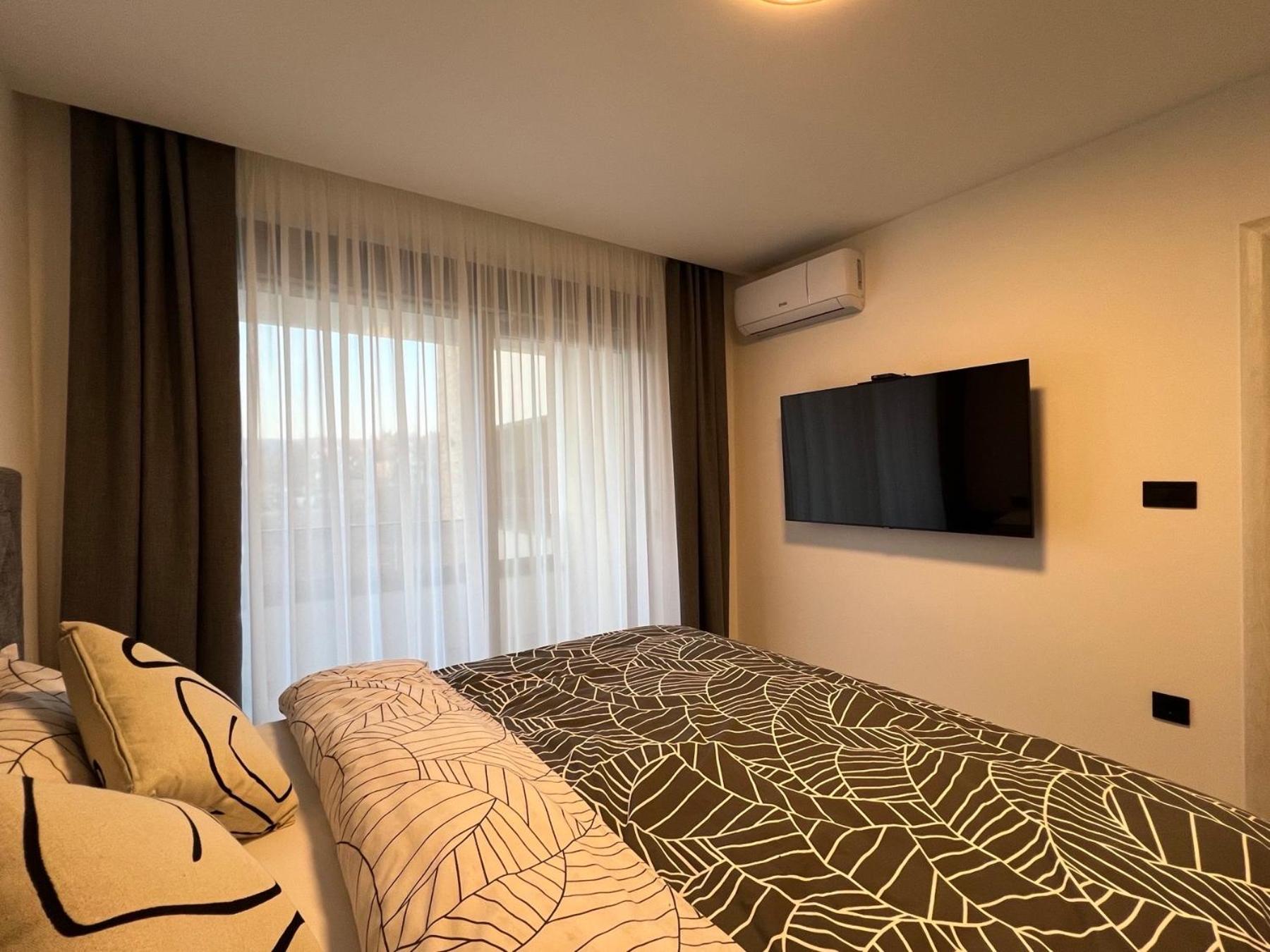 One-Bedroom Apartment with Terrace photo 2