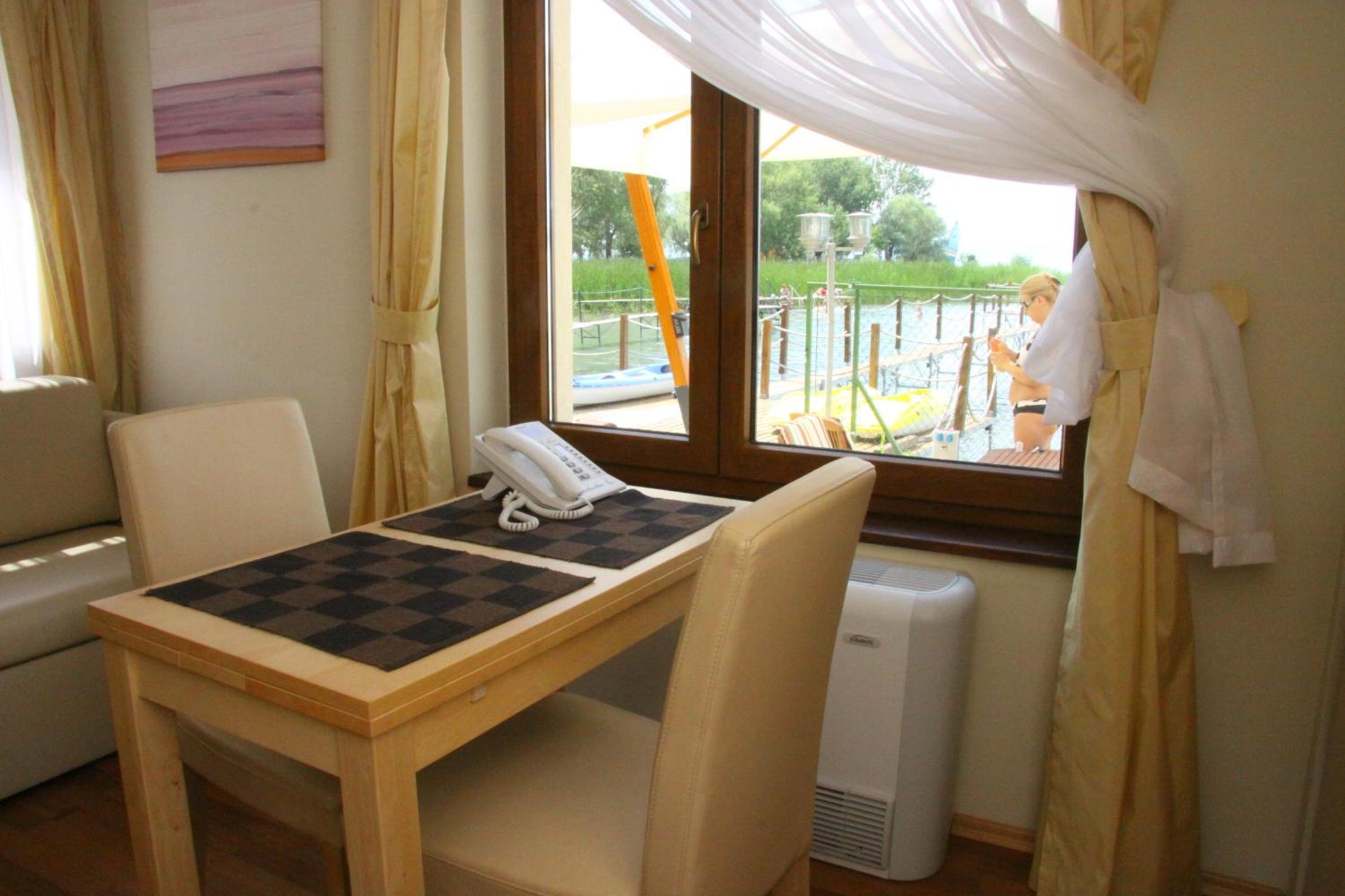 One-Bedroom Apartment with Lake View  (4 Adults) photo 2