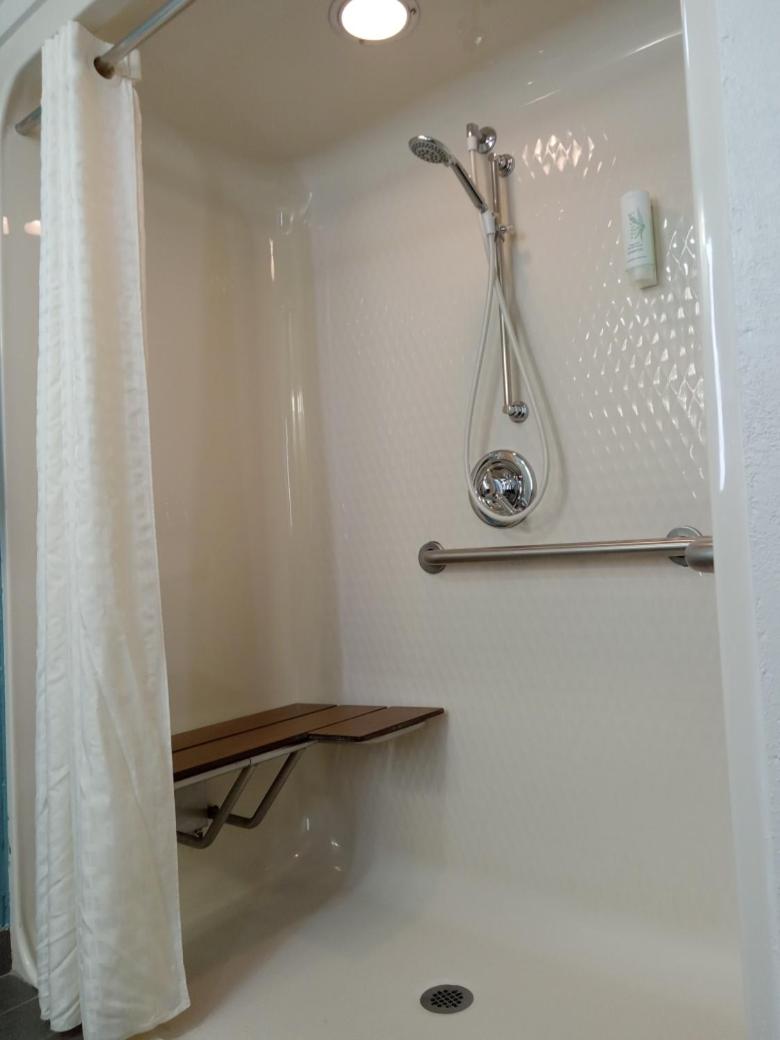 Queen Room with Accessible Tub - Accessible/Non-Smoking photo 2
