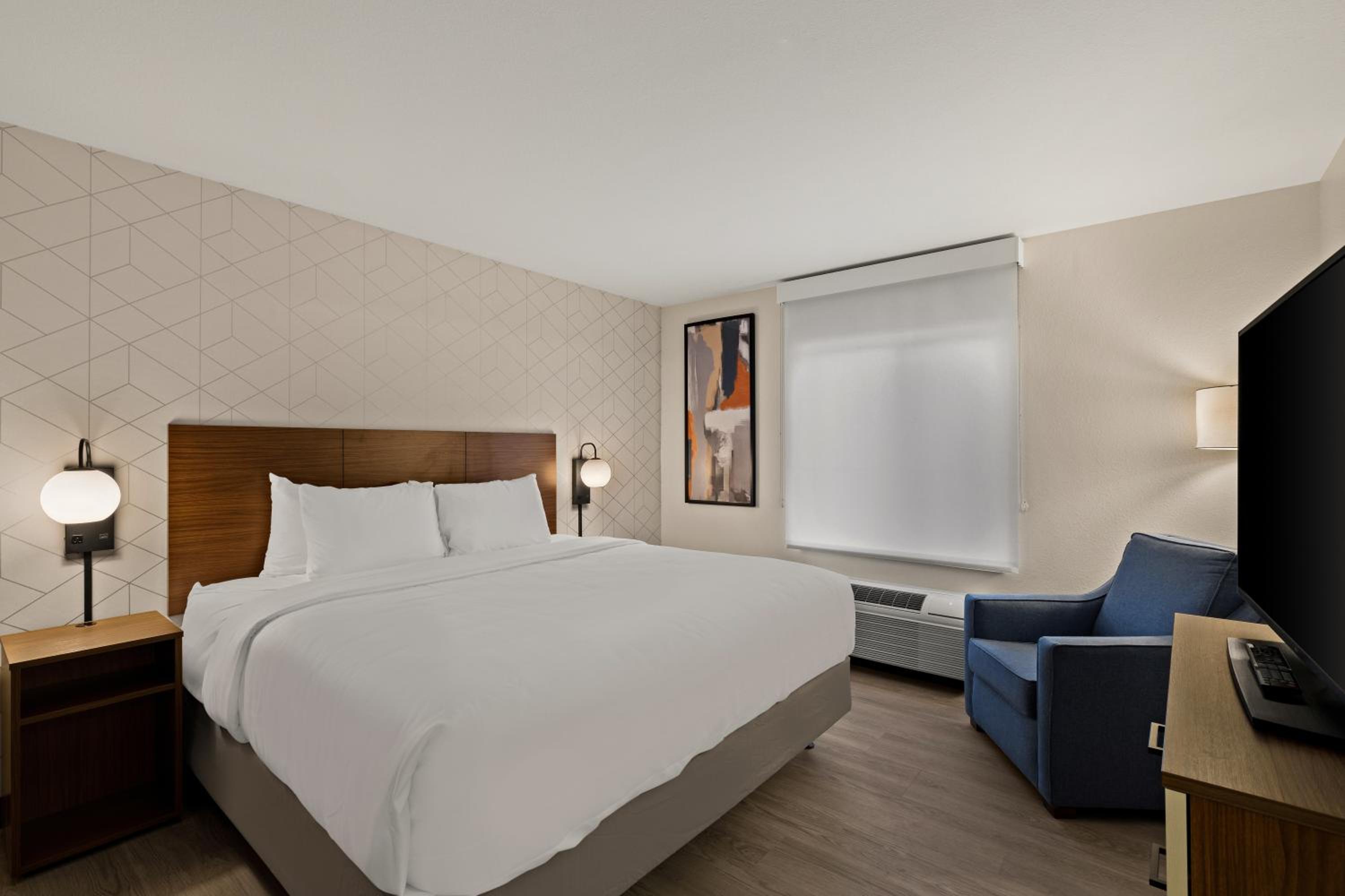 One Bedroom King Suite - Non Smoking  - Photo 4
