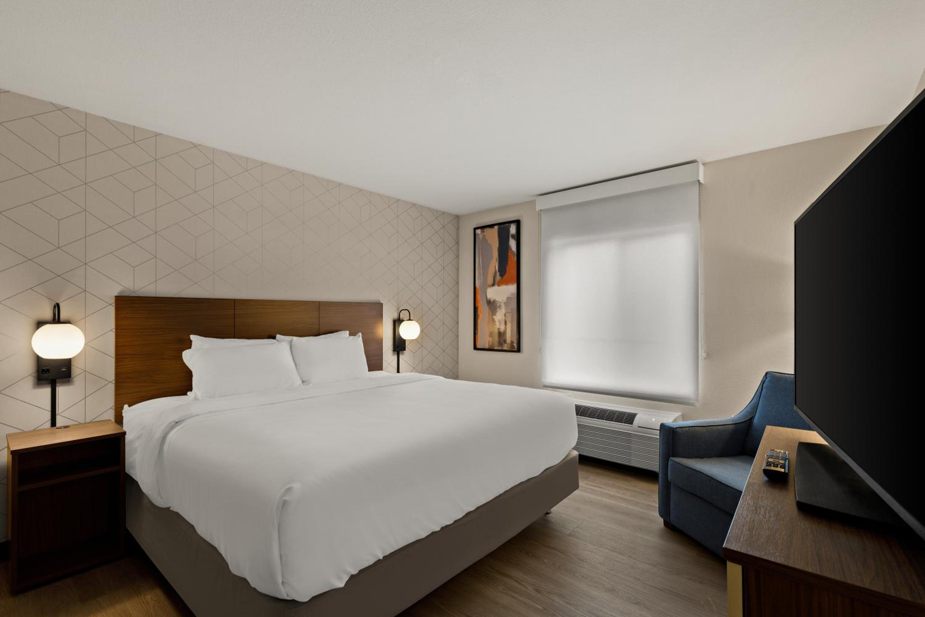 King Suite with Tub - Disability Access/Non Smoking - Photo 1