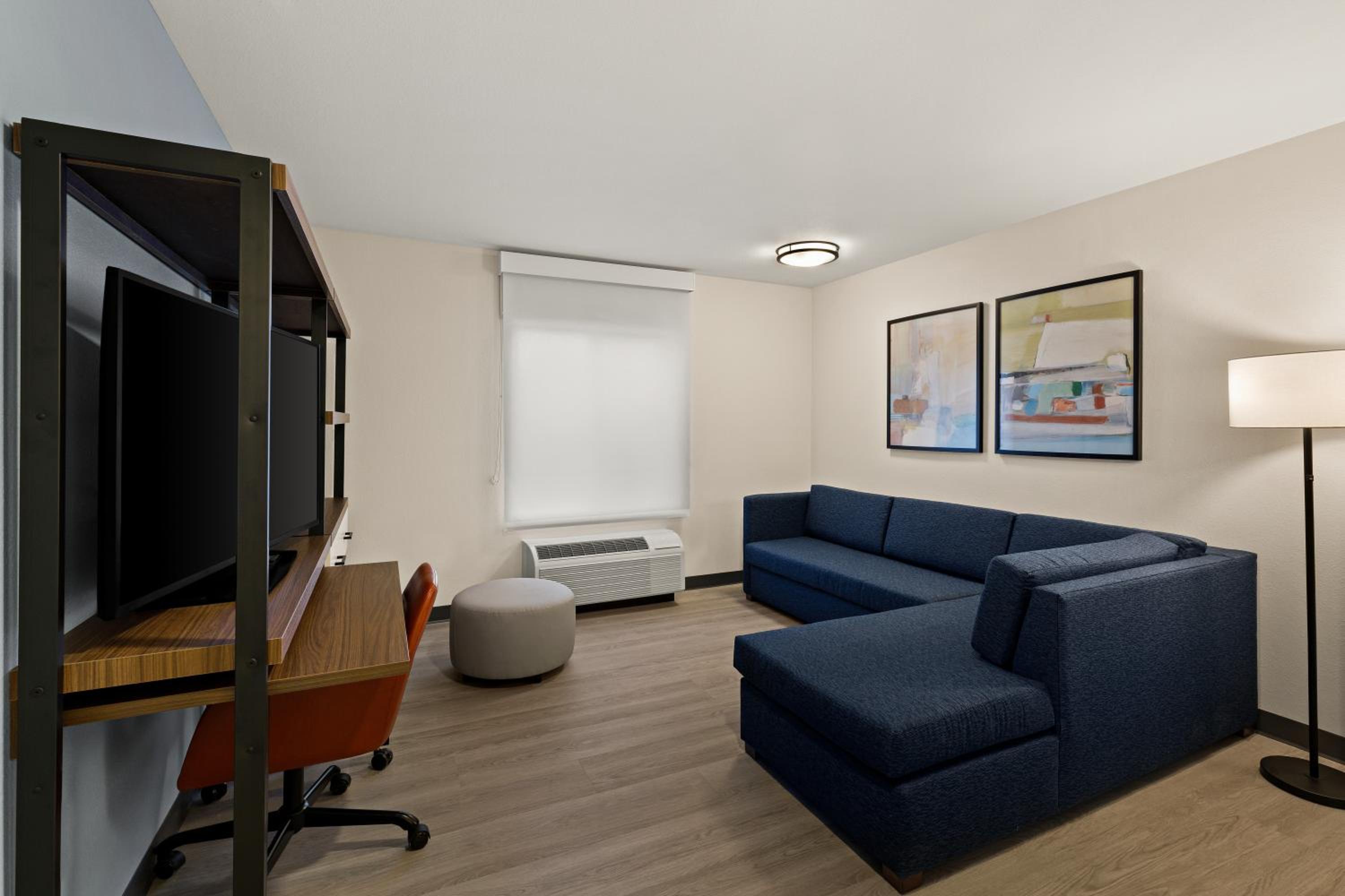One Bedroom King Suite - Non Smoking  - Photo 3