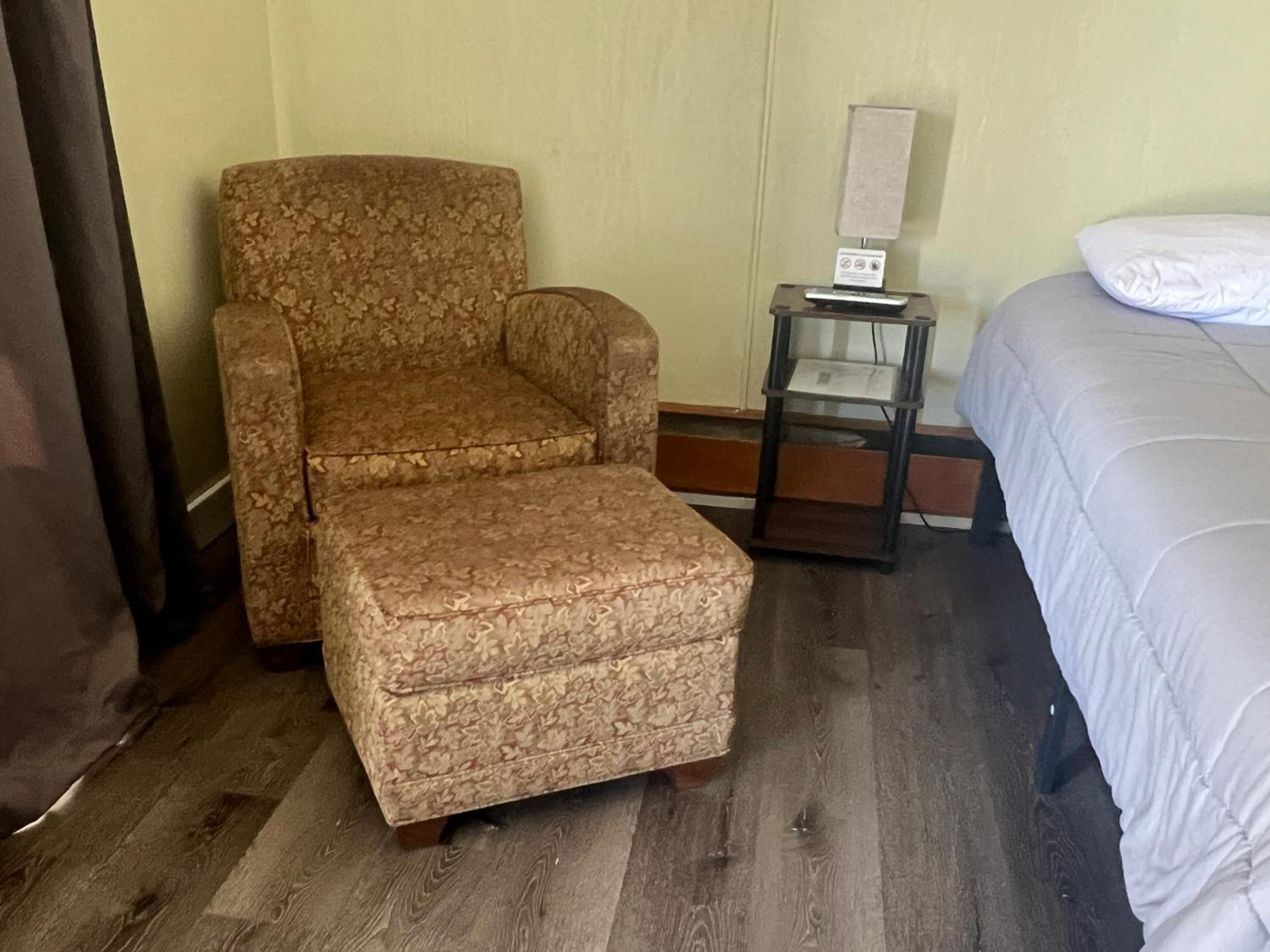 Queen Room photo 2