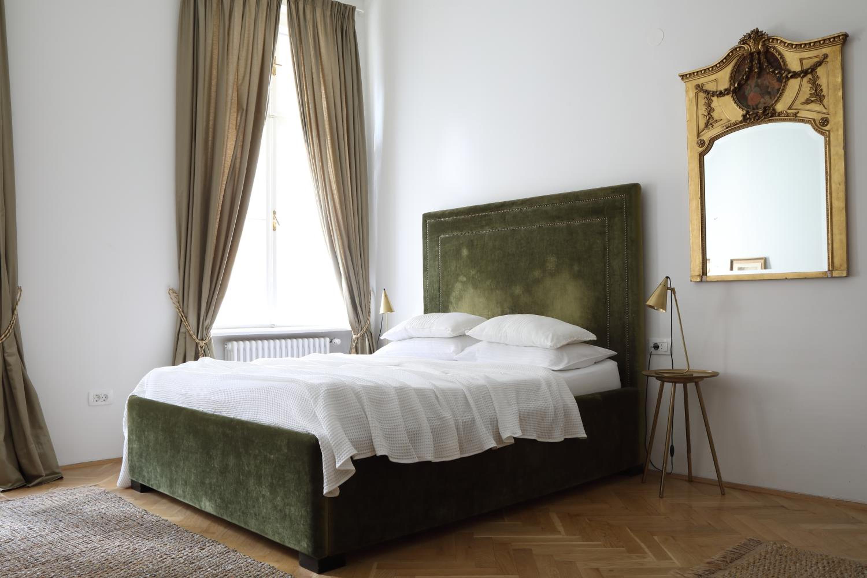 One-Bedroom Apartment - Photo 2