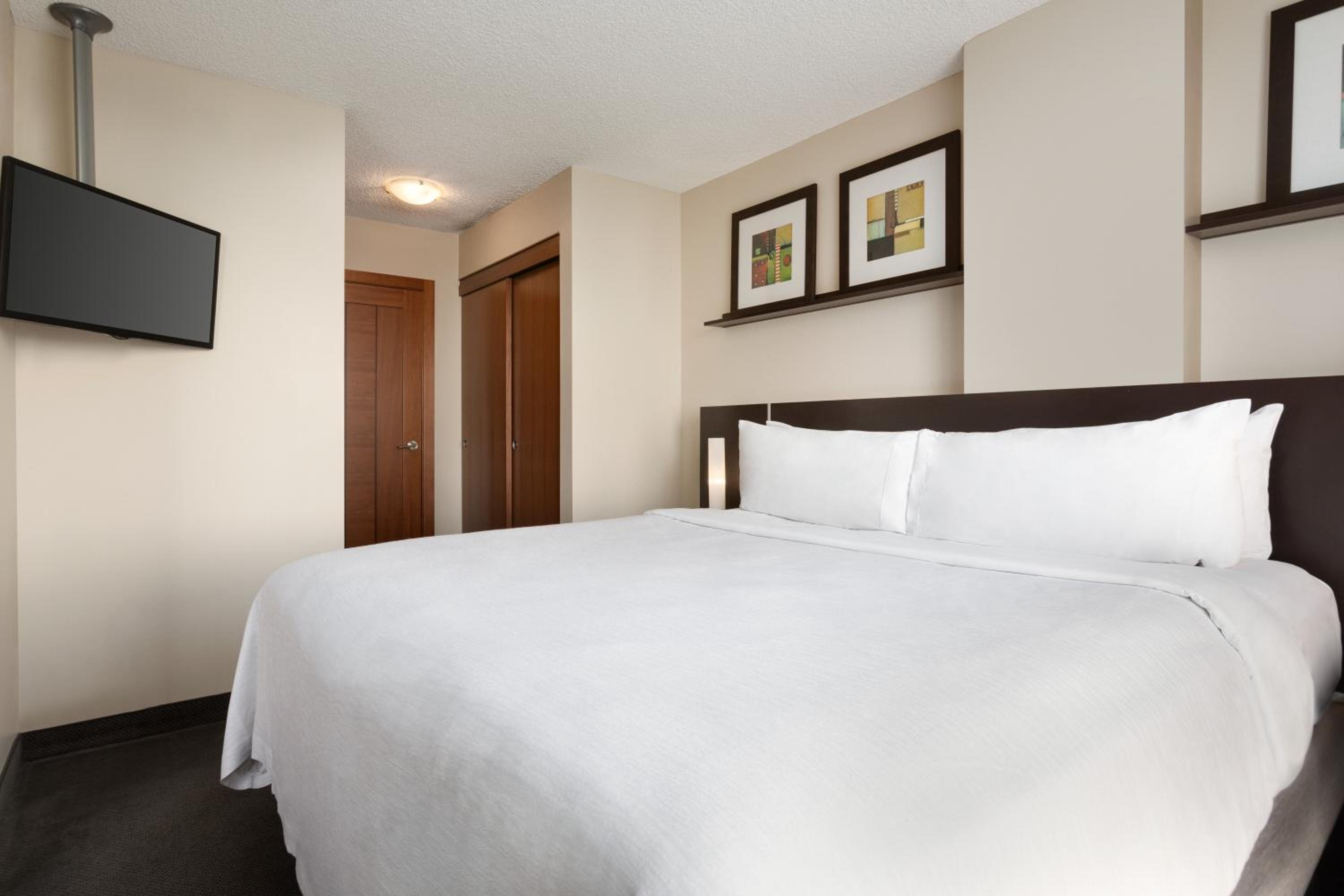 King Suite - Non-Smoking - Photo 4
