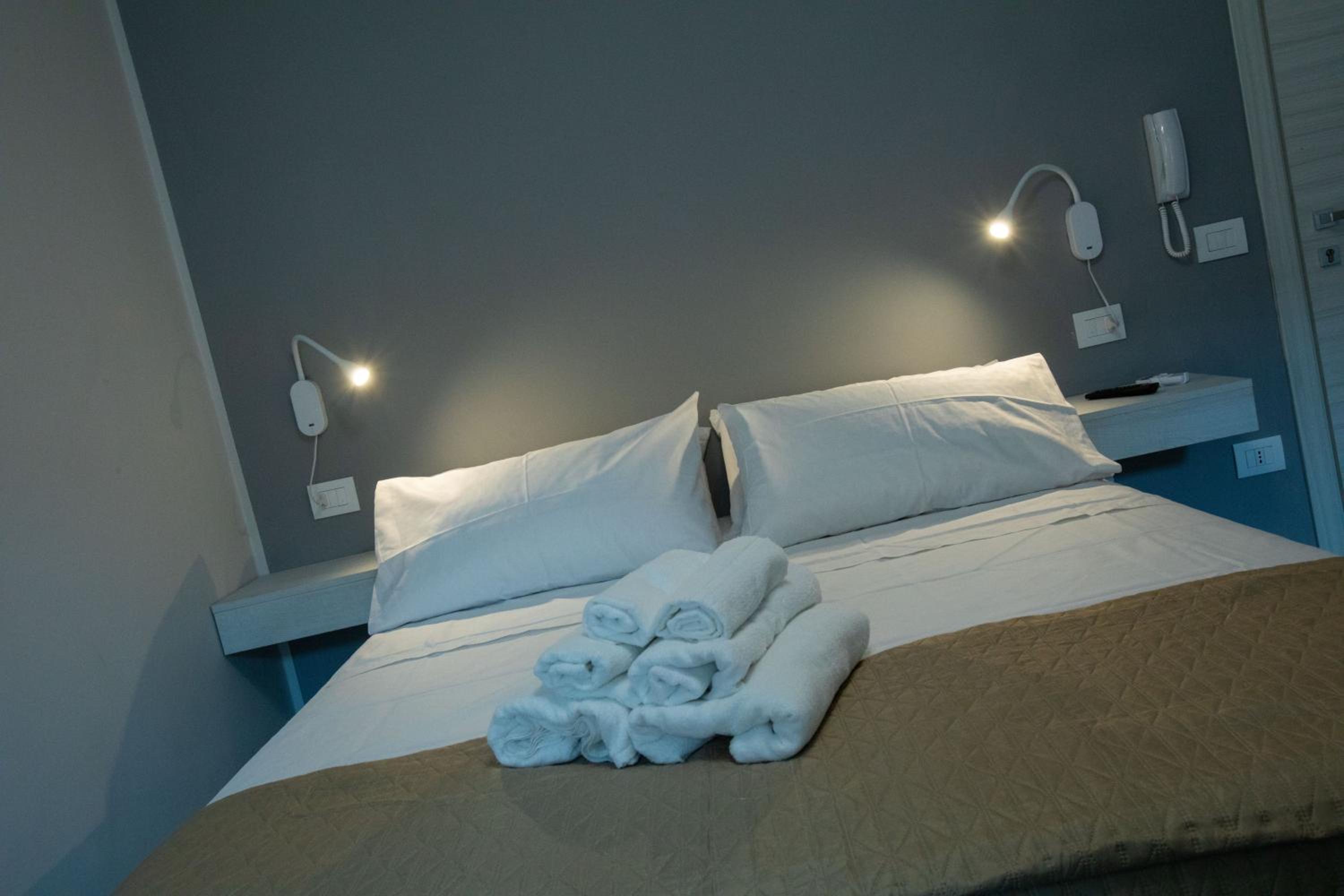 Deluxe Double Room with Balcony photo 2