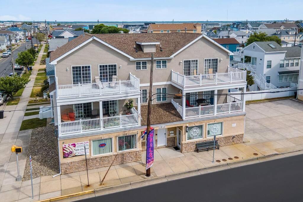 Three-Bedroom House photo 3