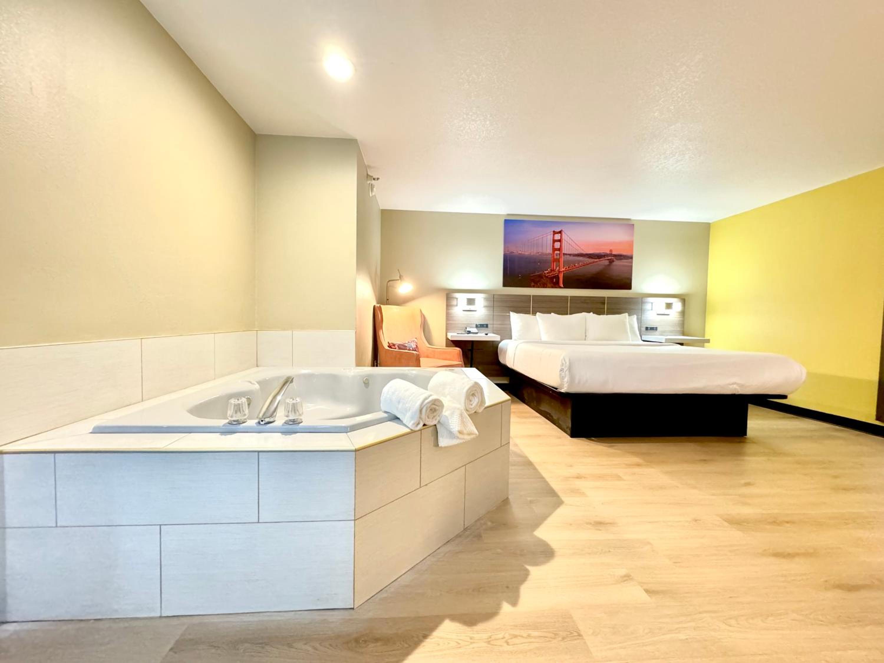 Efficiency Business King Room with Whirlpool - Non-Smoking - Photo 1