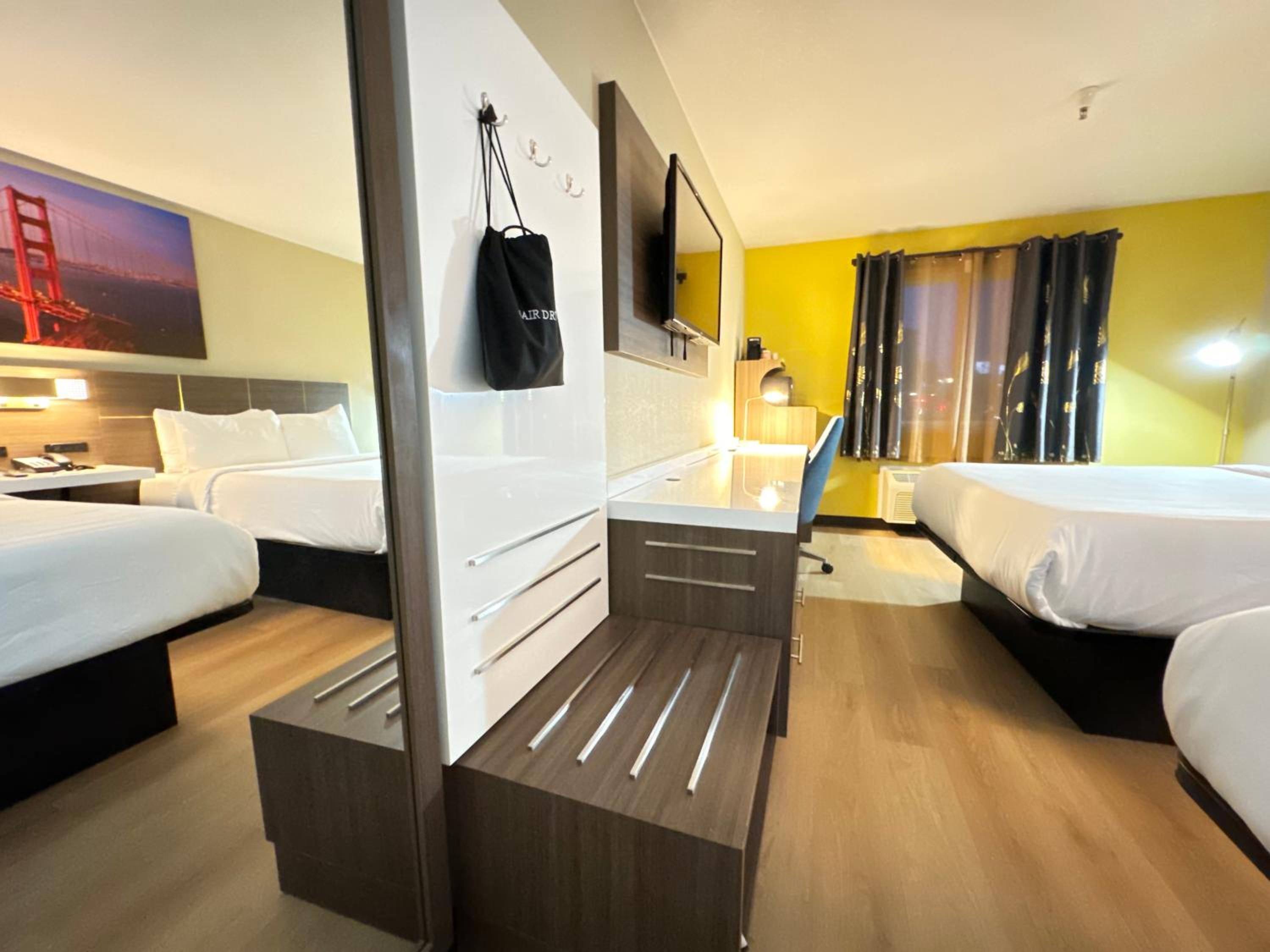 Queen Room with Two Queen Beds - Non-Smoking - Photo 2