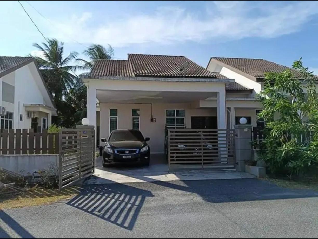 Three-Bedroom House photo 2