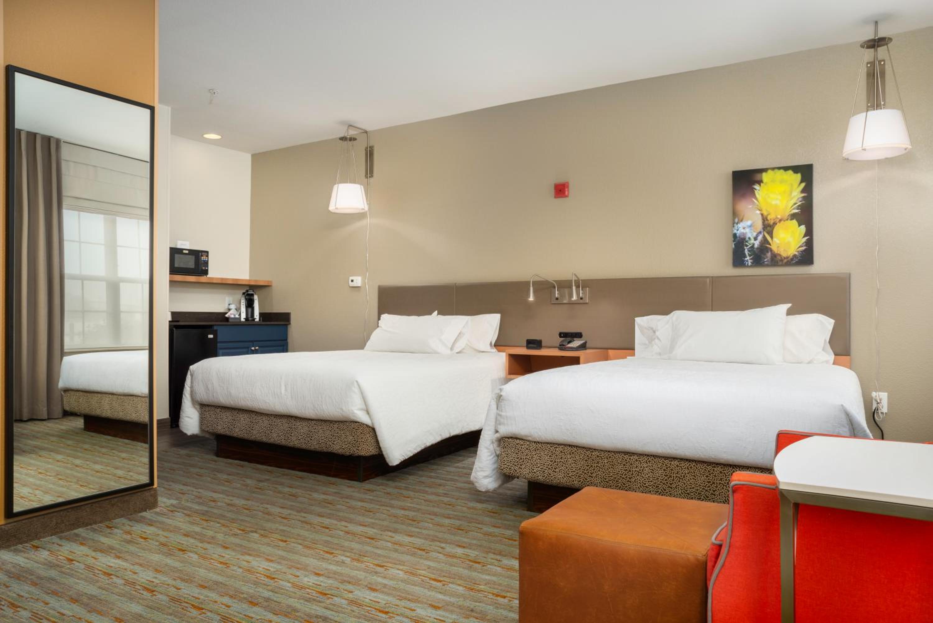 Queen Room with Two Queen Beds - Photo 3
