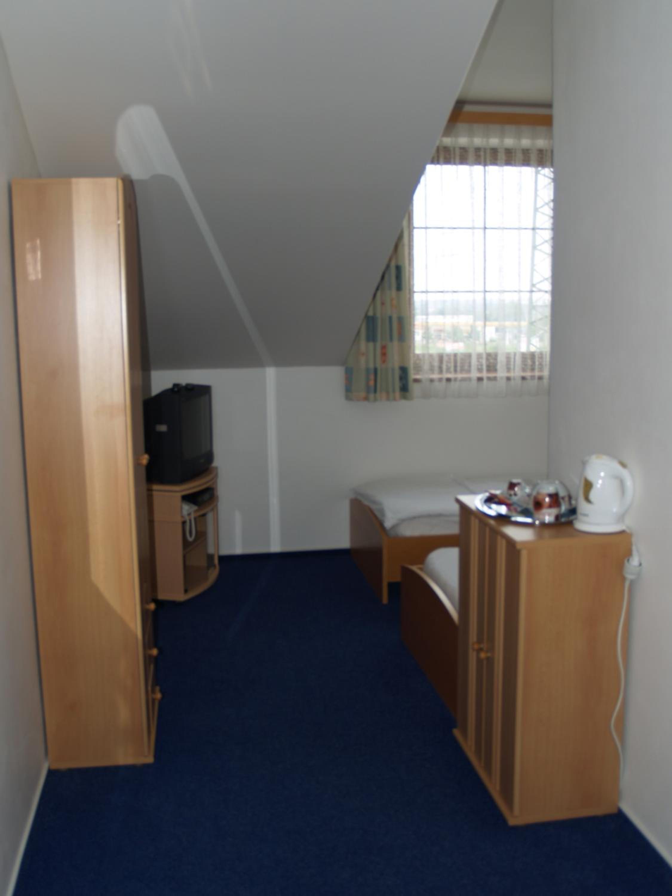 Classic Twin Room - Photo 3