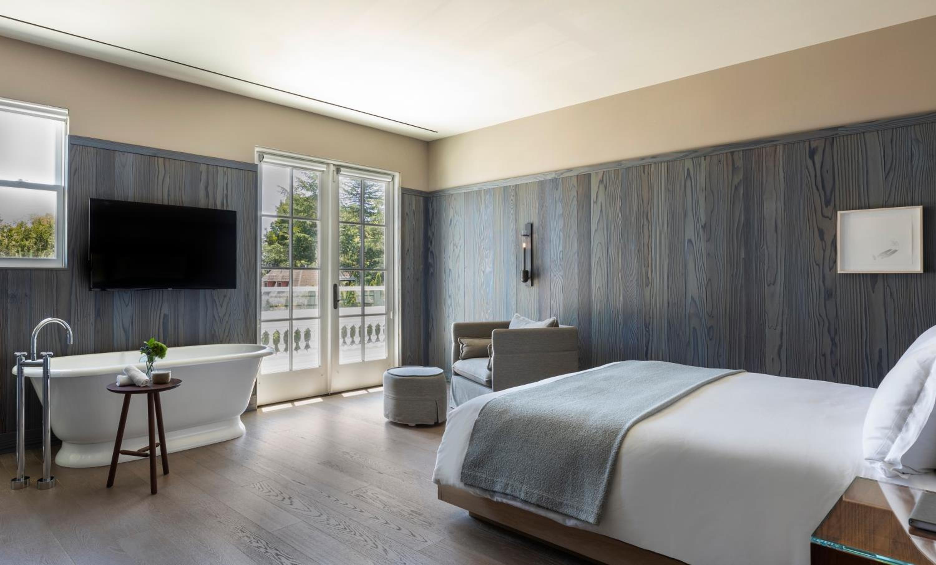 King Loft in Historic Manor with Bathtub - Mobility Access