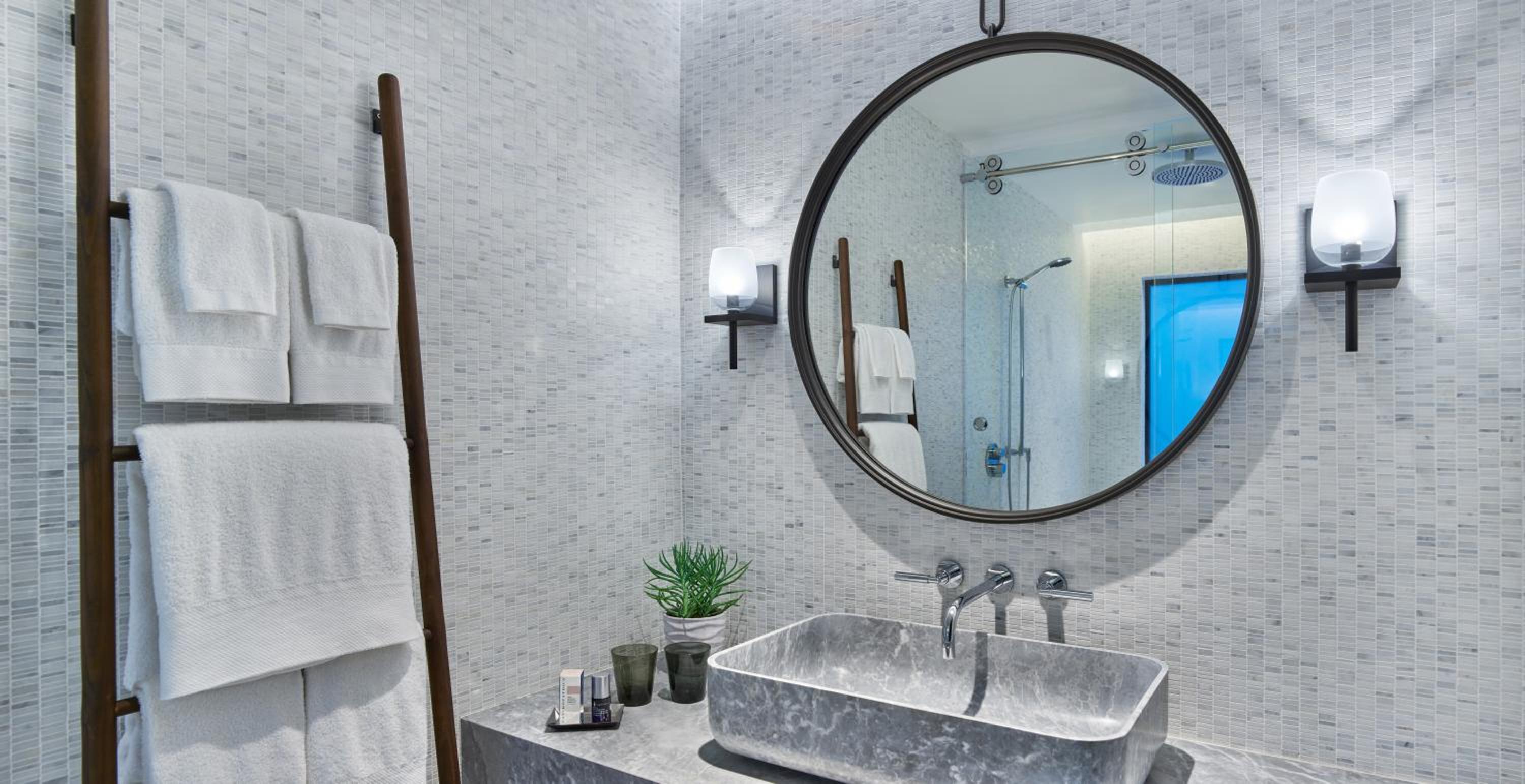 King Loft in Historic Manor with Bathtub - Mobility Access photo 2