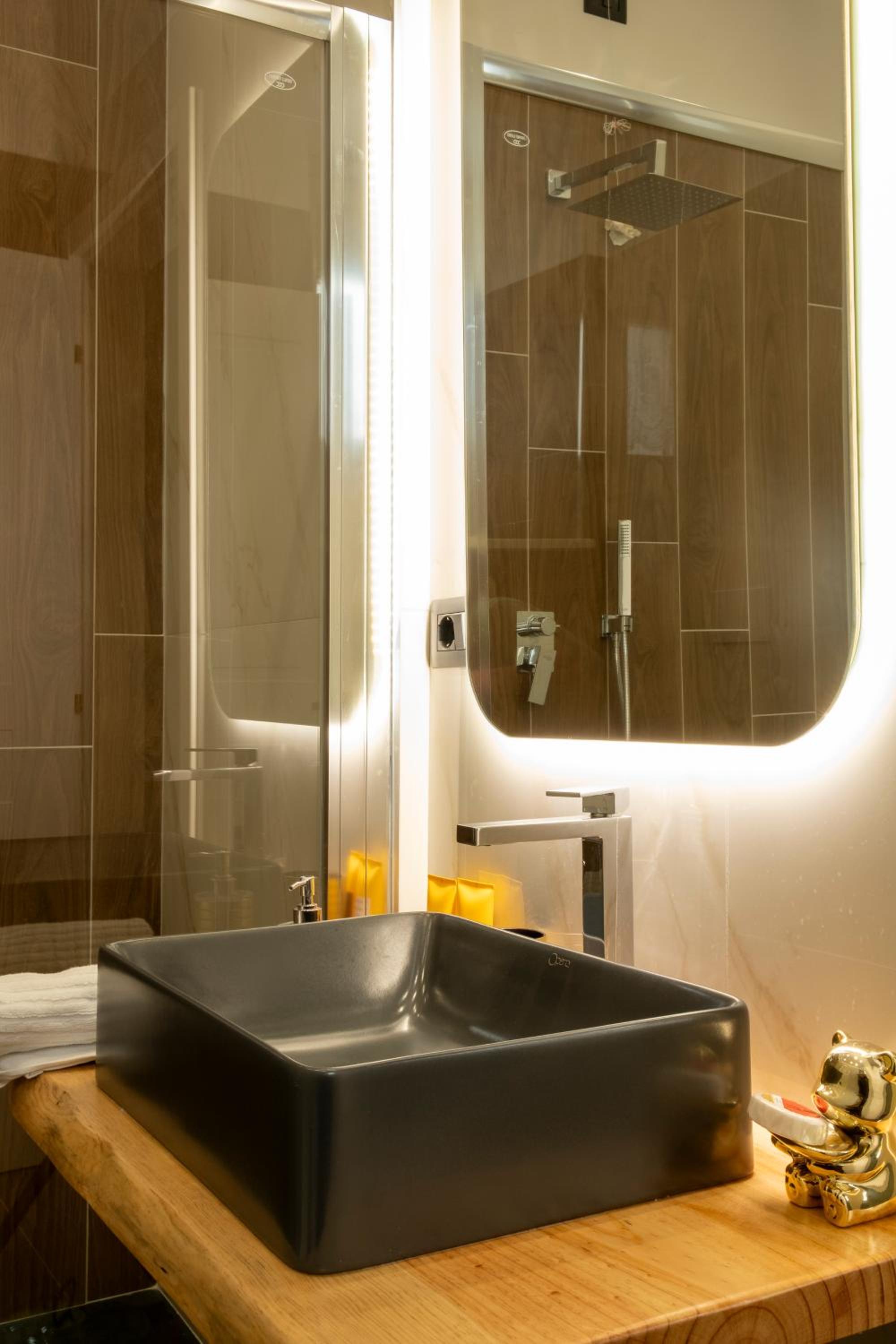 Deluxe King Suite photo 3