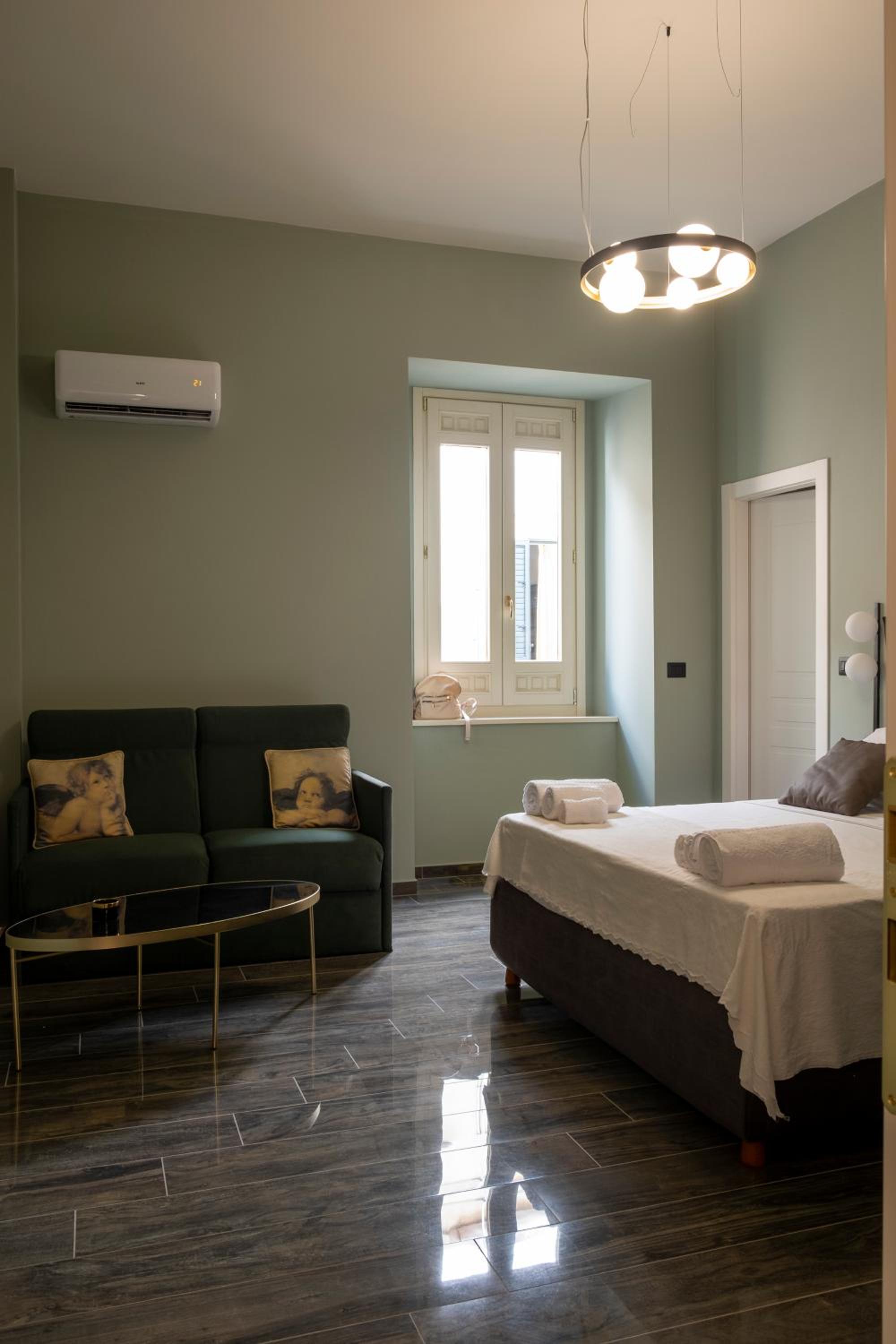 Deluxe King Suite photo 2