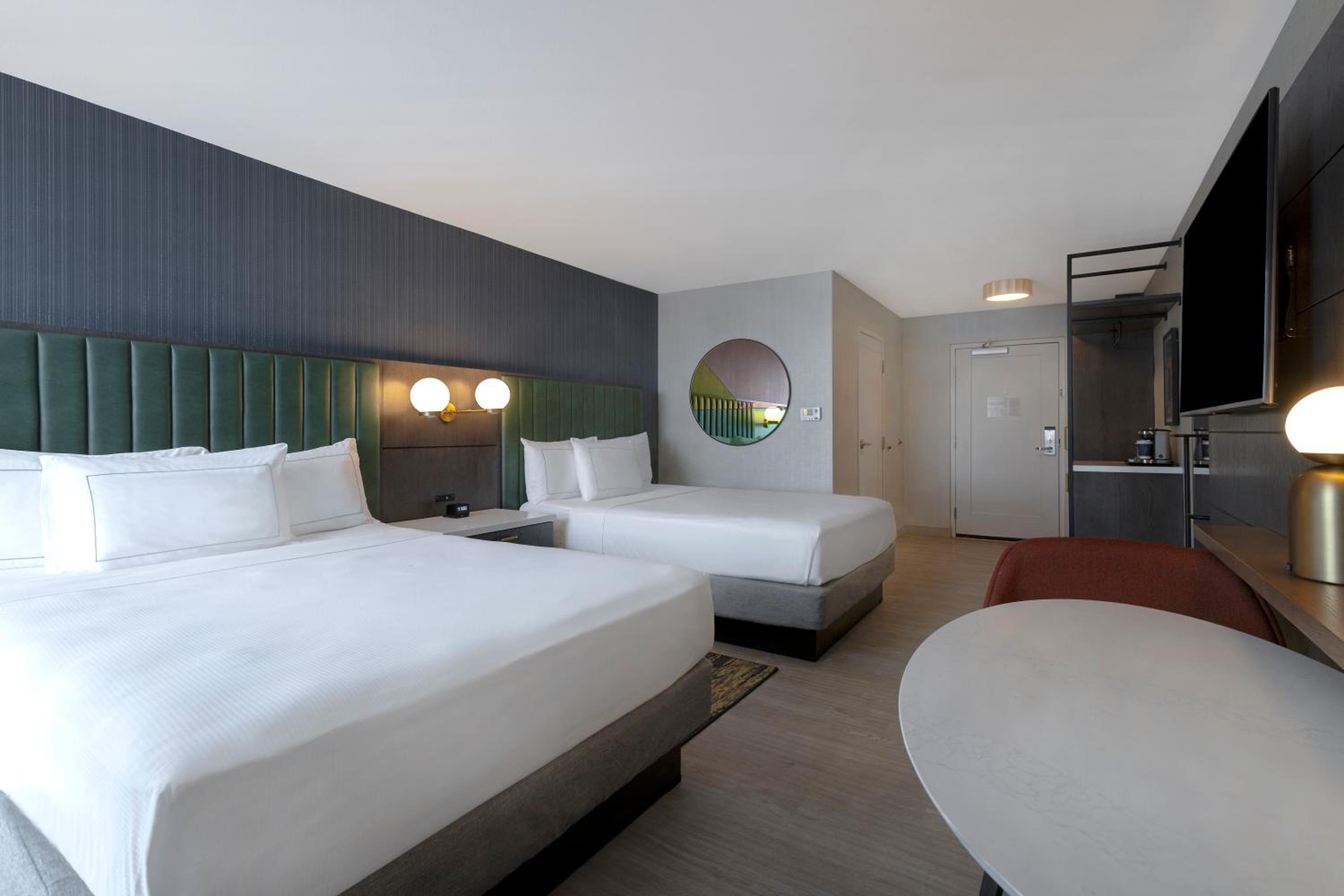 Double Room with Bath Tub - Mobility/Hearing Accessible - Photo 9