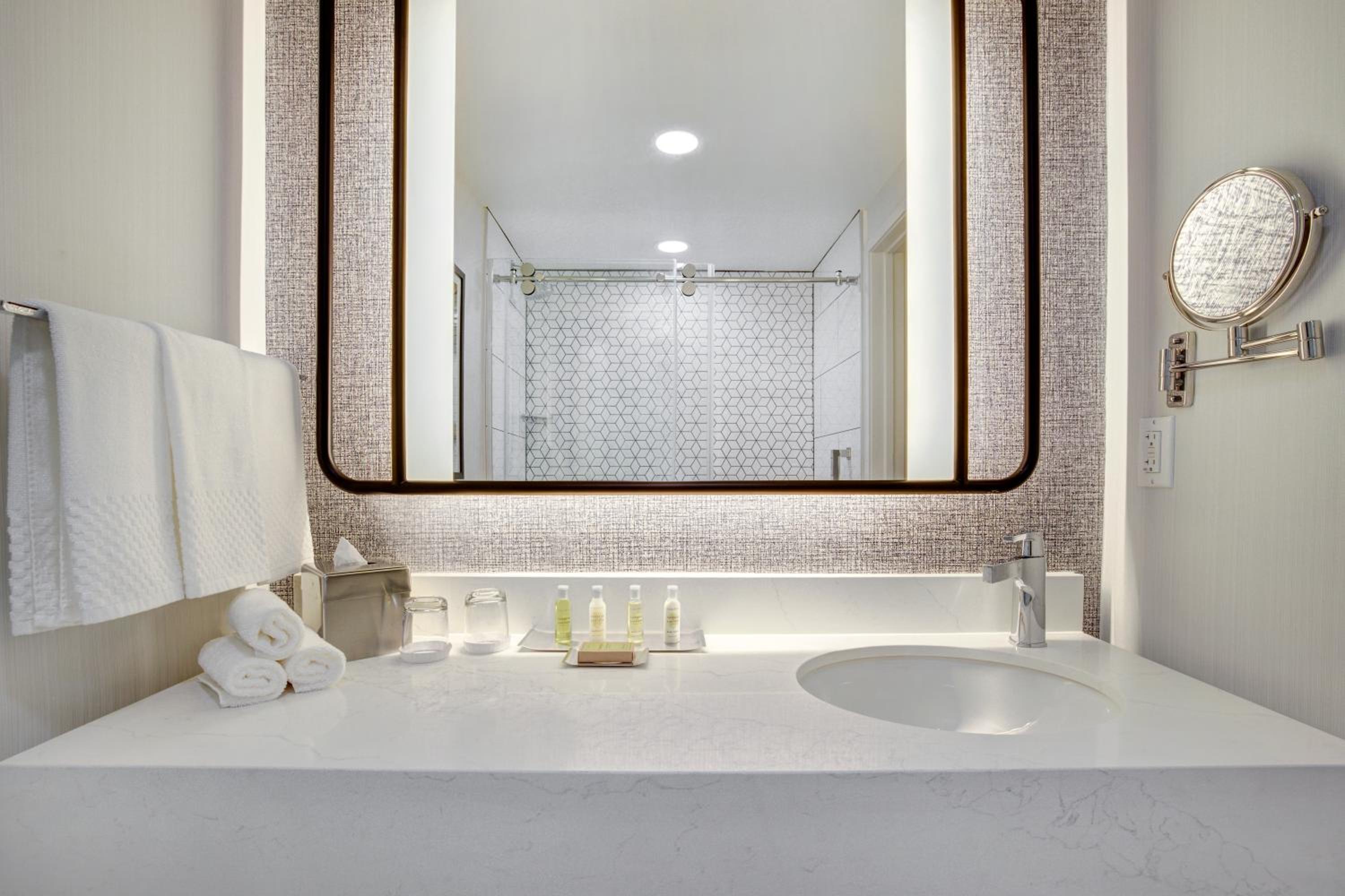 Double Room with Bath Tub - Mobility/Hearing Accessible - Photo 5
