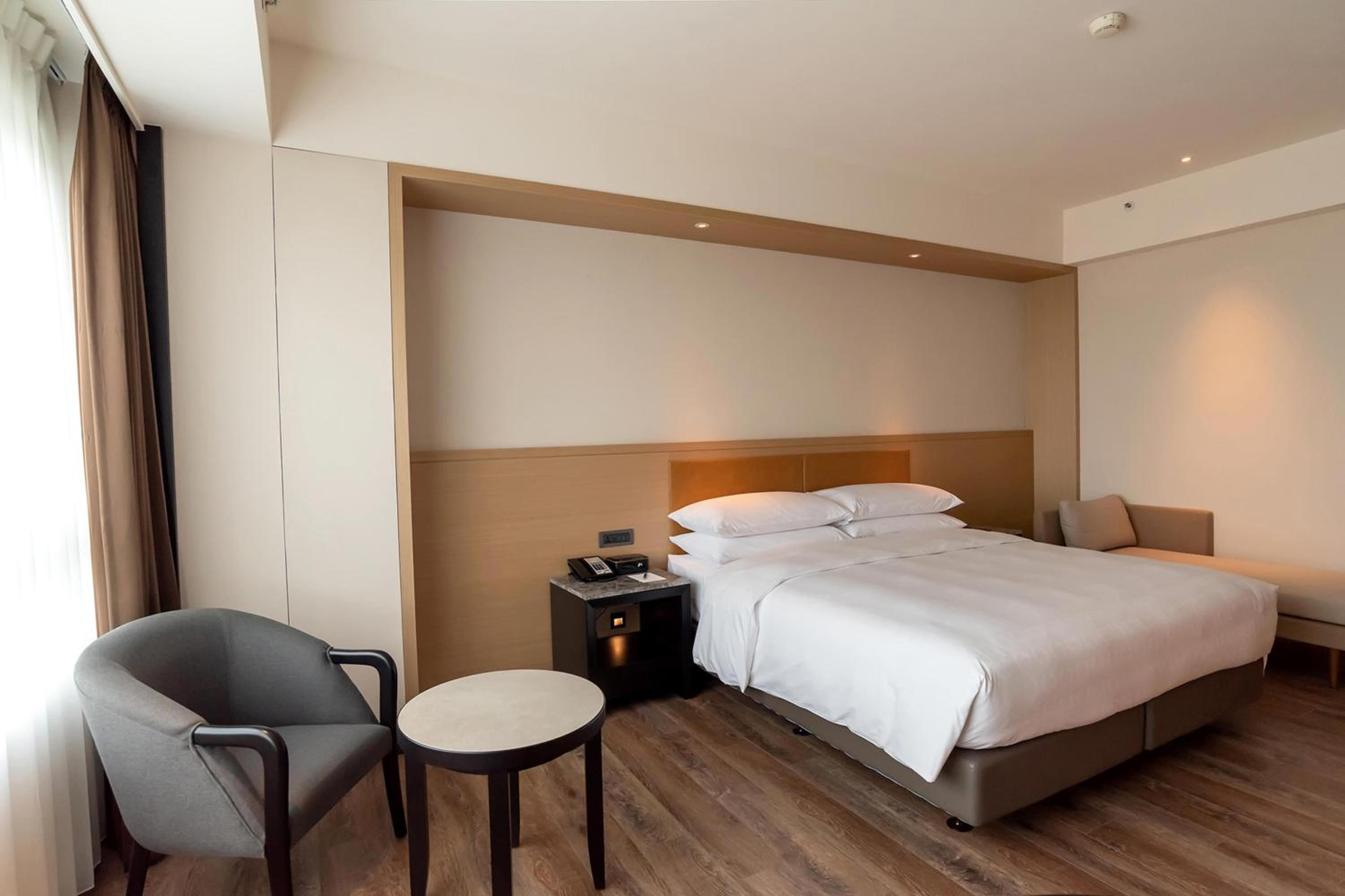 Standard King Room photo 3