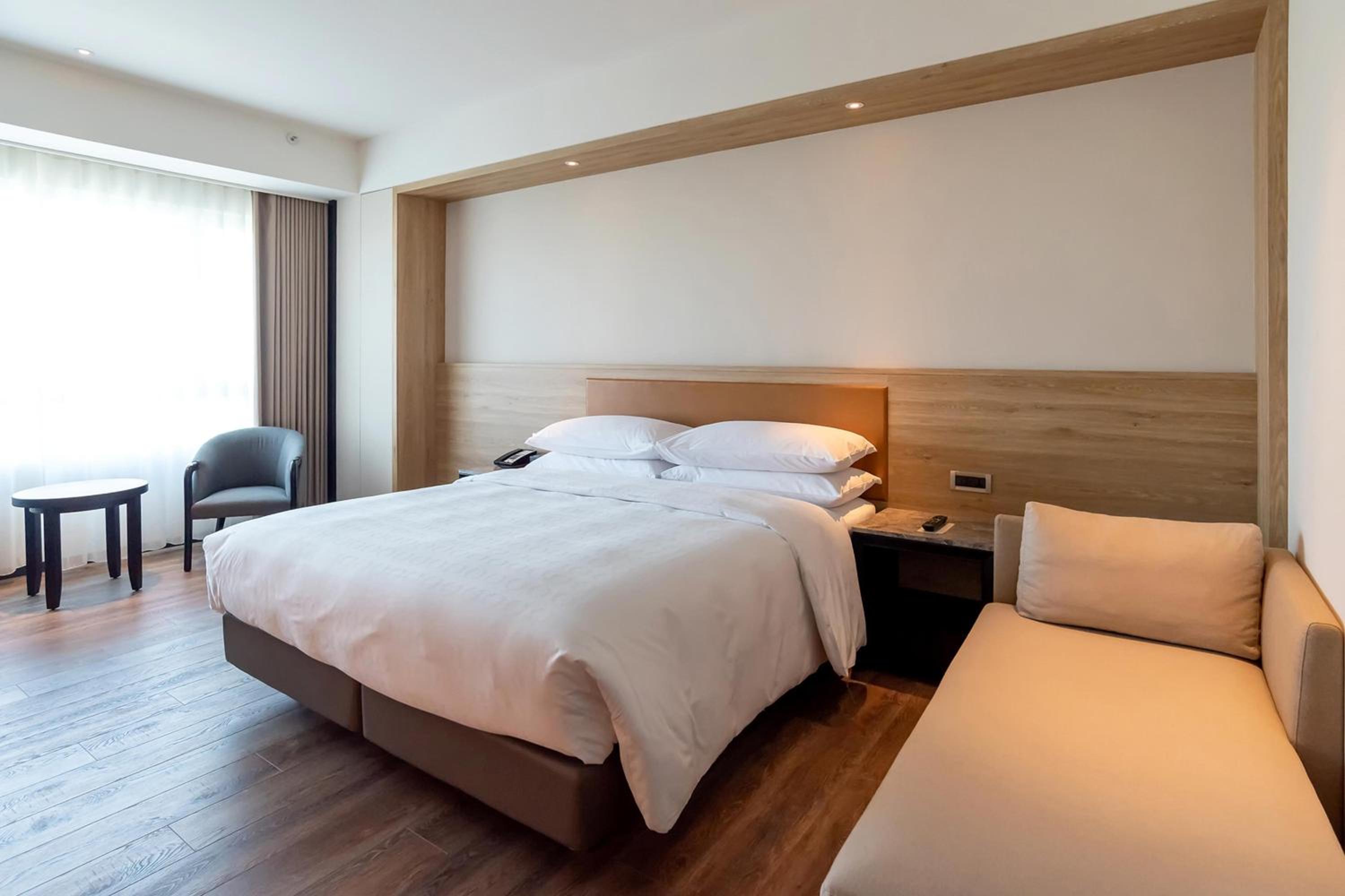 Standard King Room photo 2