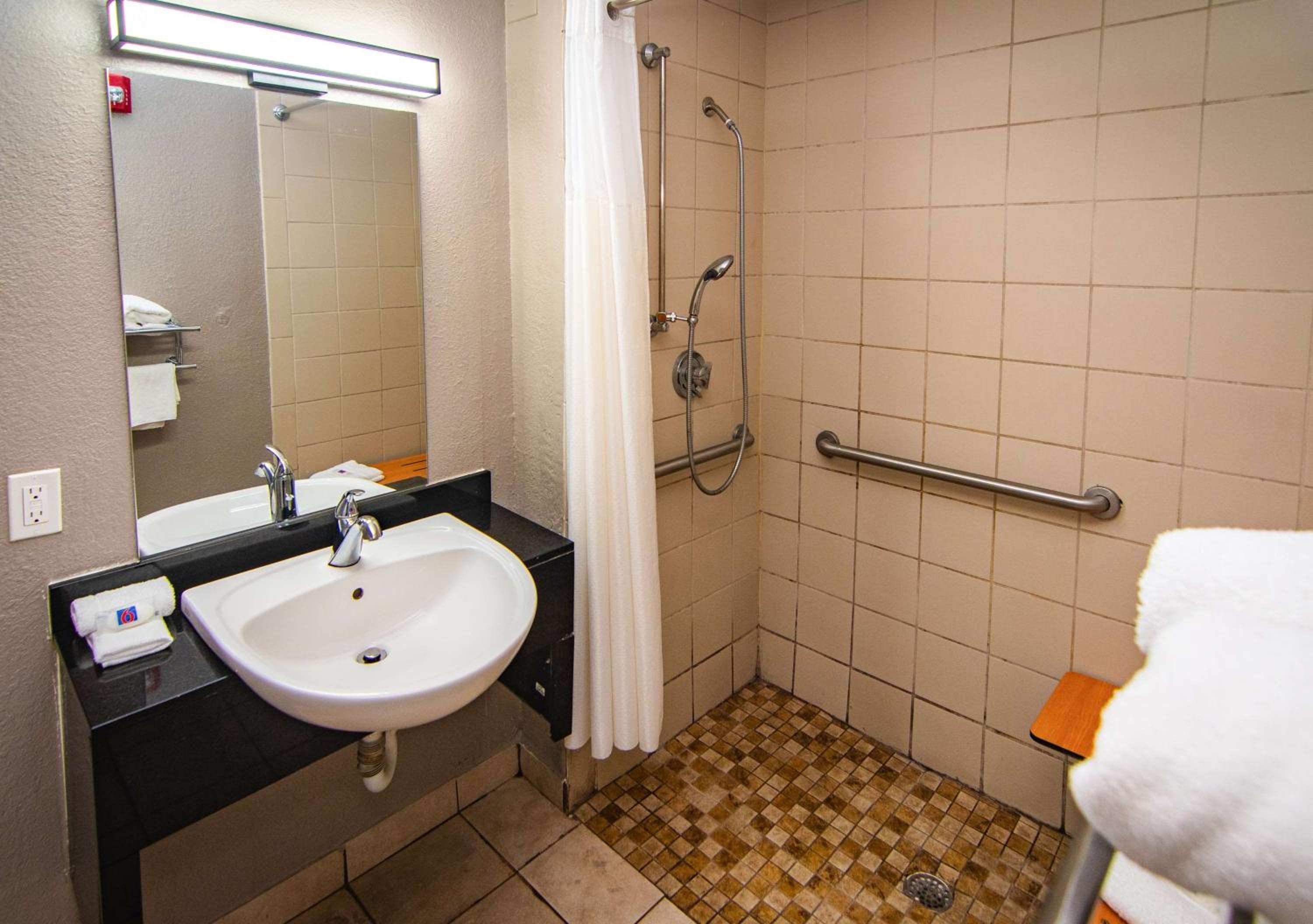 Double Room - Disability Access - Roll In Shower photo 3