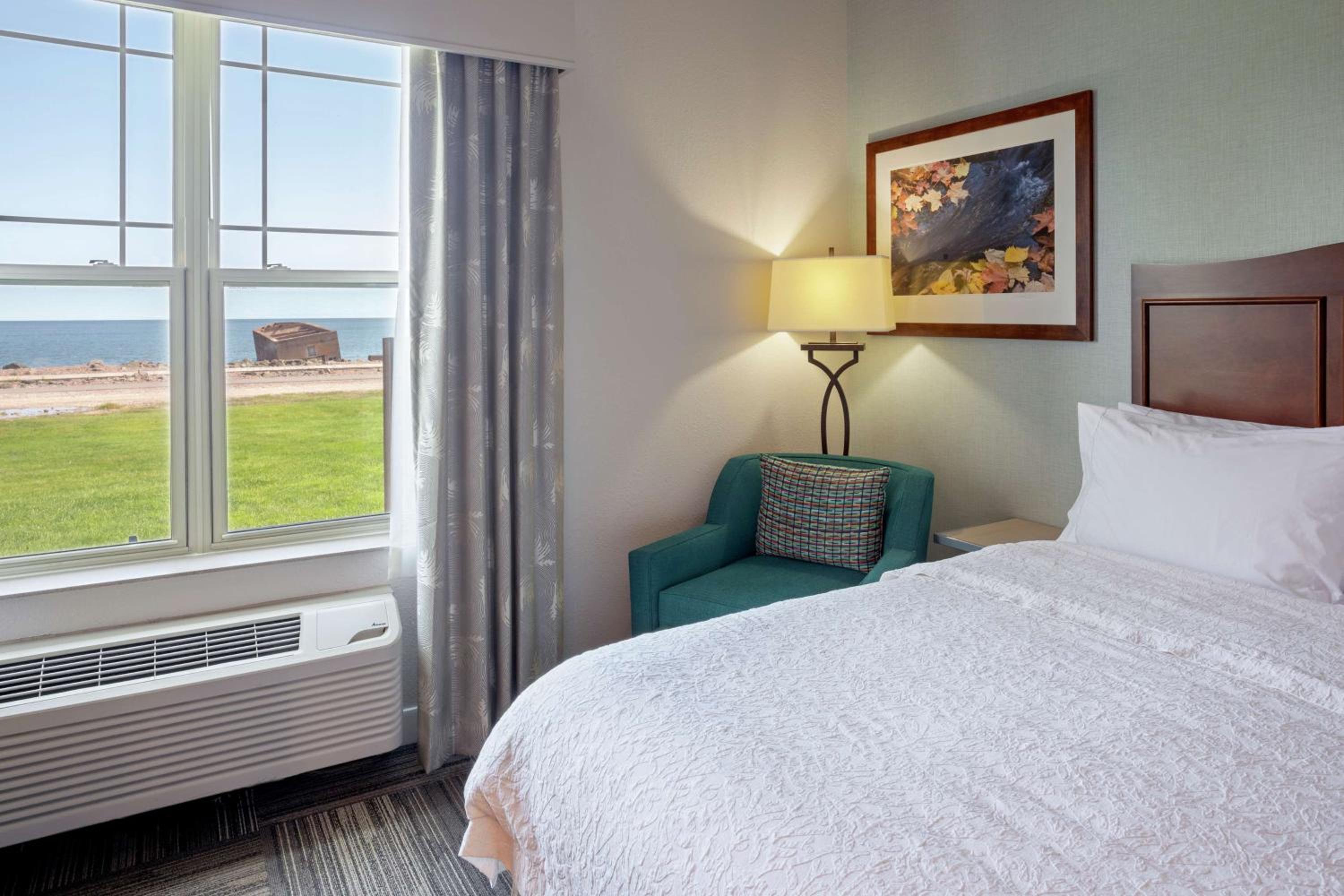 Queen Room with Two Queen Beds and Lake View - Non-Smoking - Photo 1