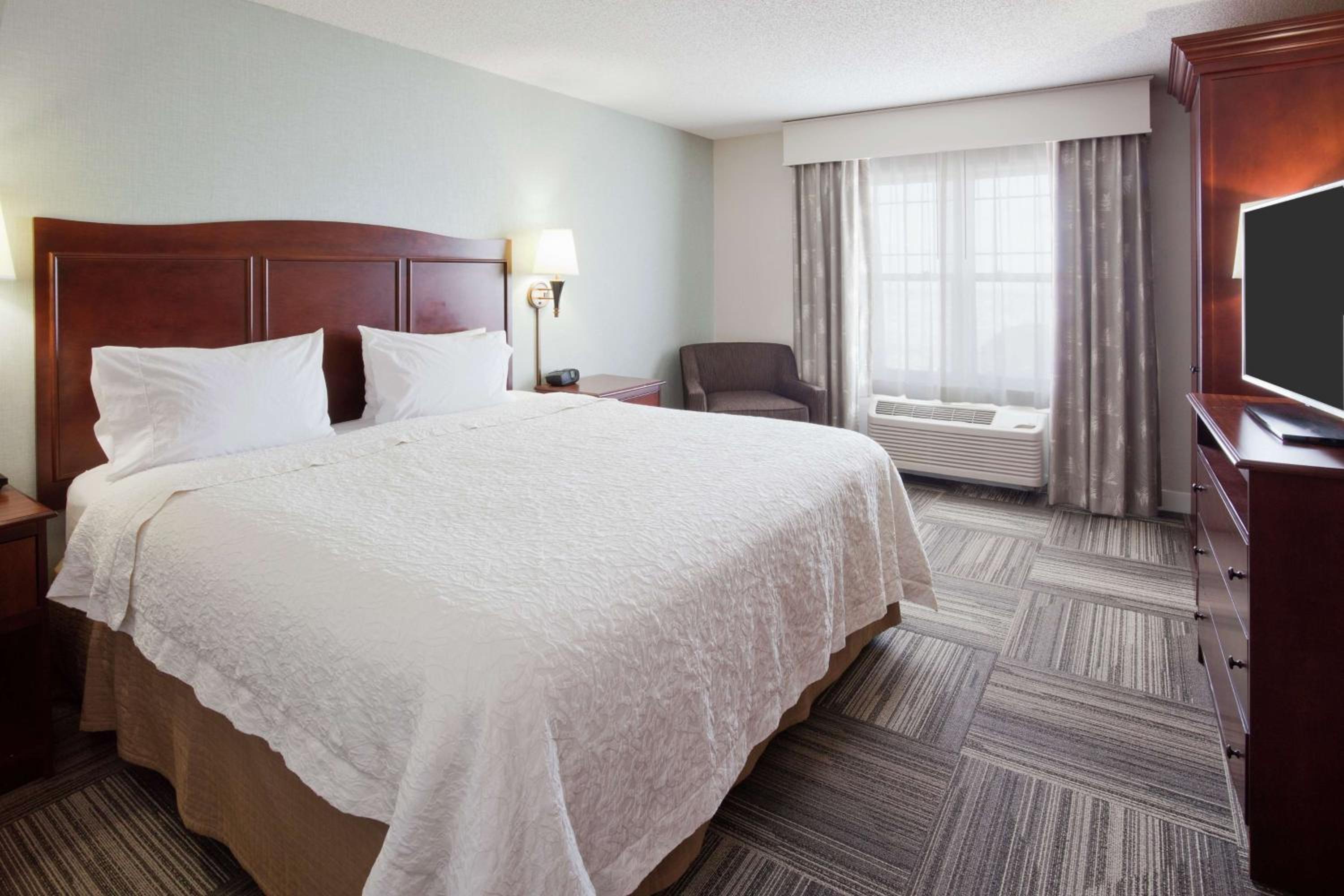 King Suite with Whirlpool and Lake View - Non-Smoking - Photo 1