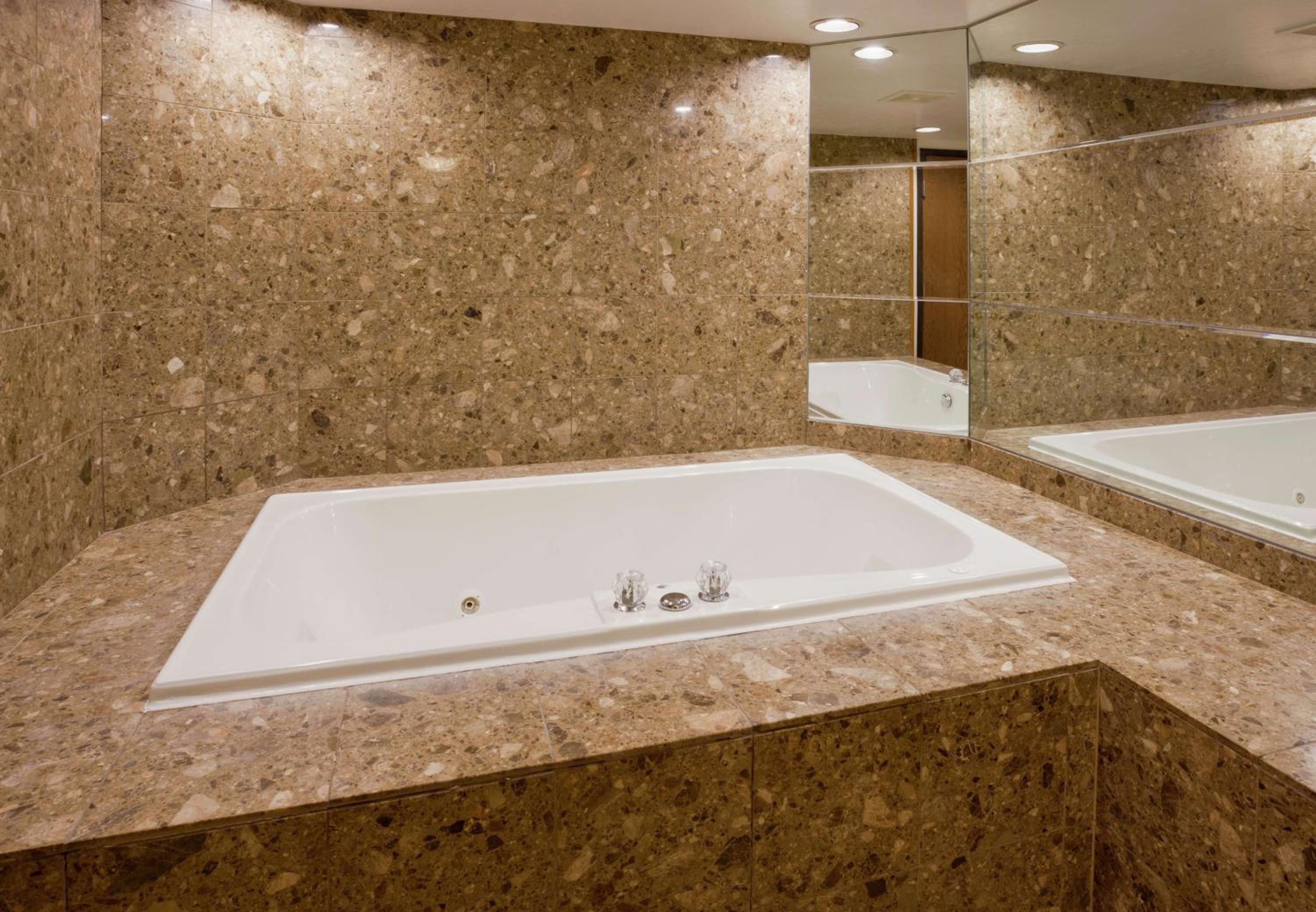 King Suite with Whirlpool and Lake View - Non-Smoking - Photo 2