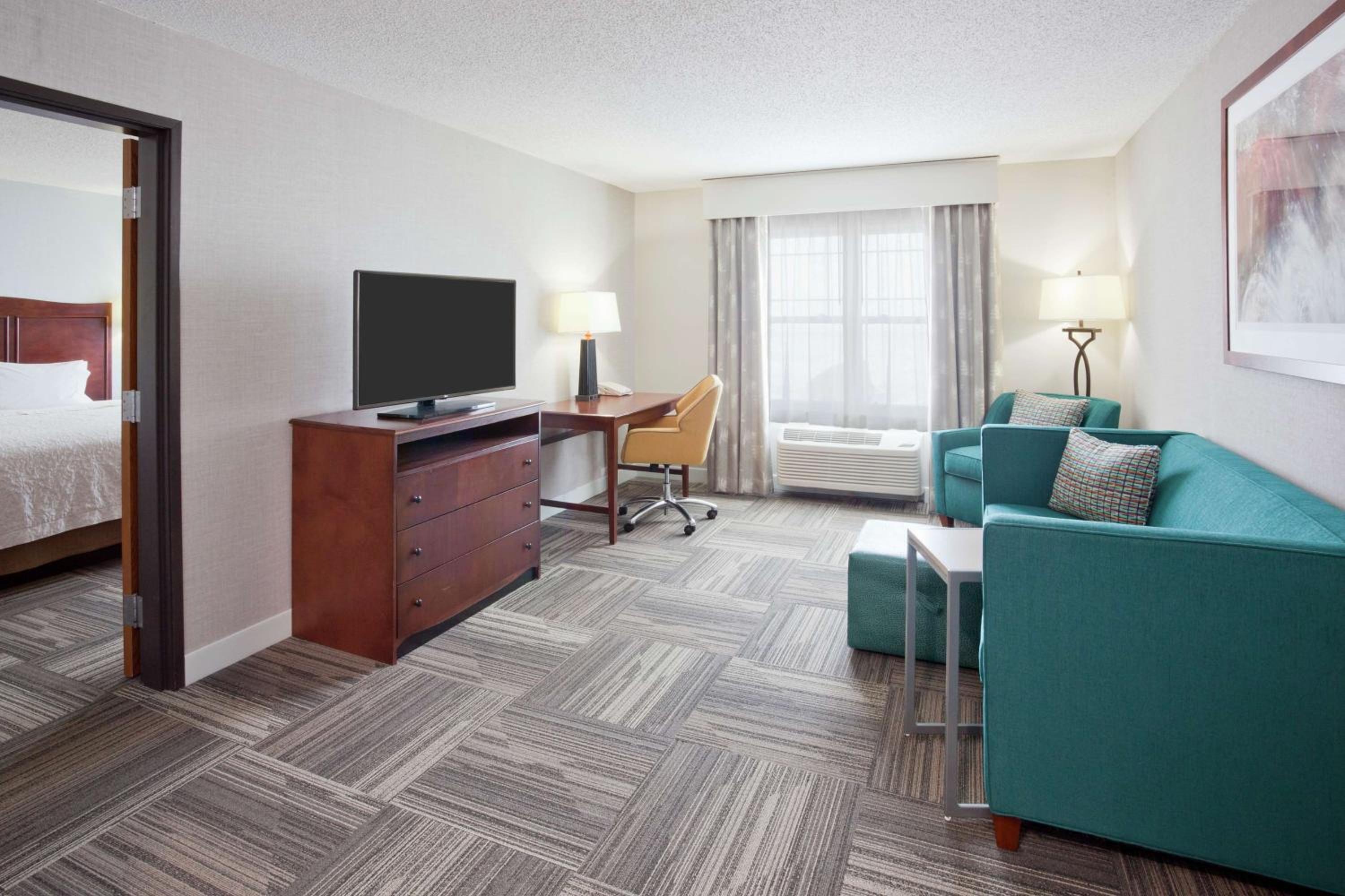 King Suite with Whirlpool and Lake View - Non-Smoking - Photo 4