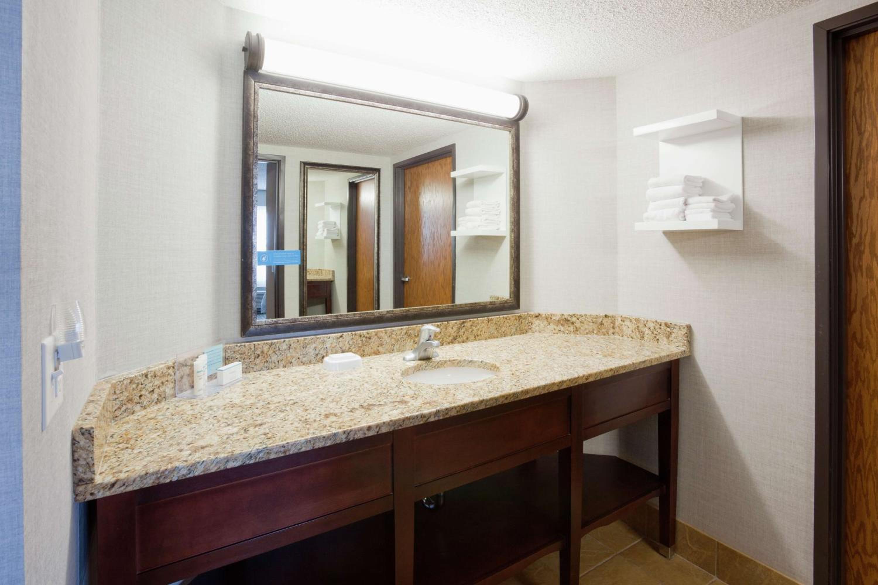King Suite with Lake View - Non-Smoking - Photo 2