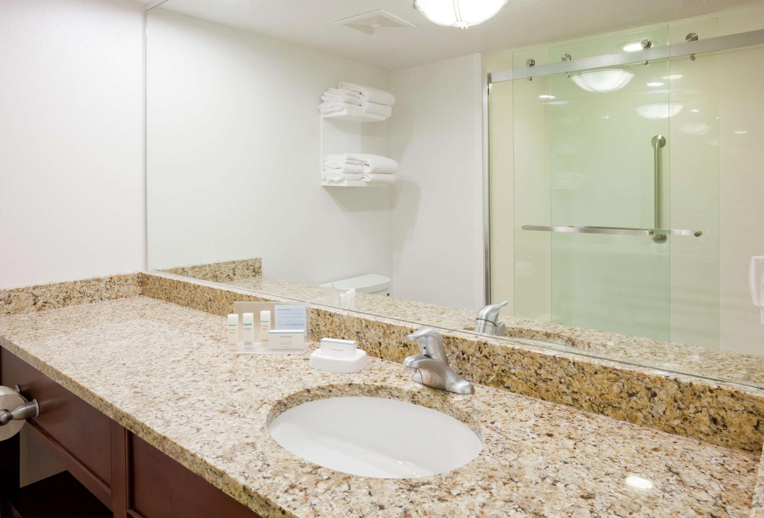 King Suite with Whirlpool and Lake View - Non-Smoking - Photo 3