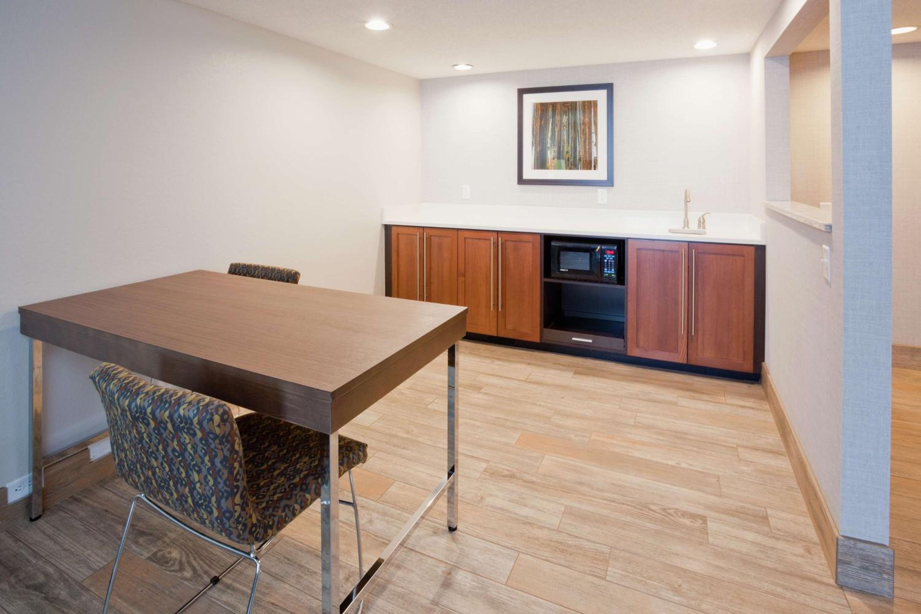 King Suite with Lake View - Non-Smoking - Photo 5