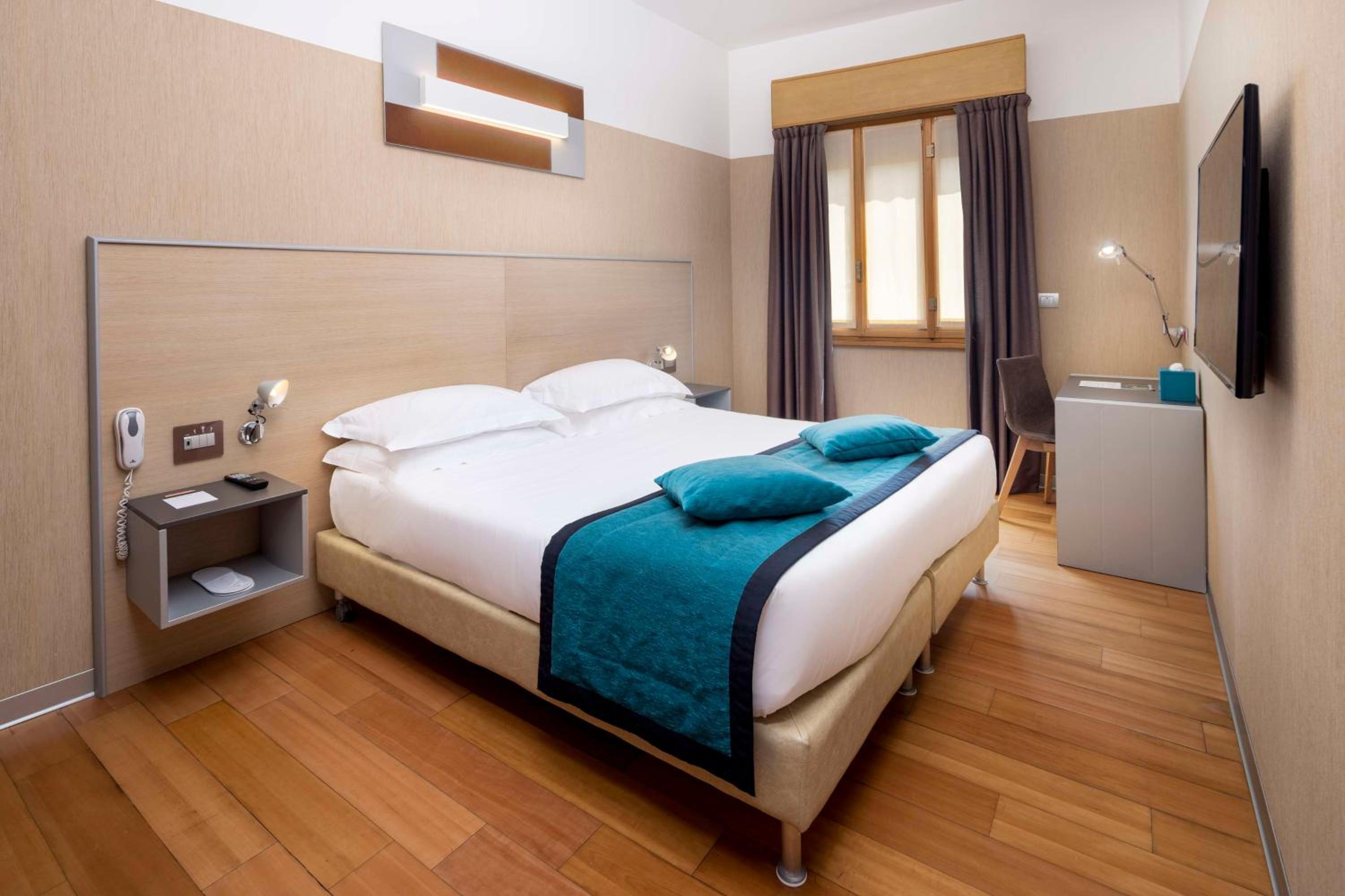 Deluxe King Room - Photo 3
