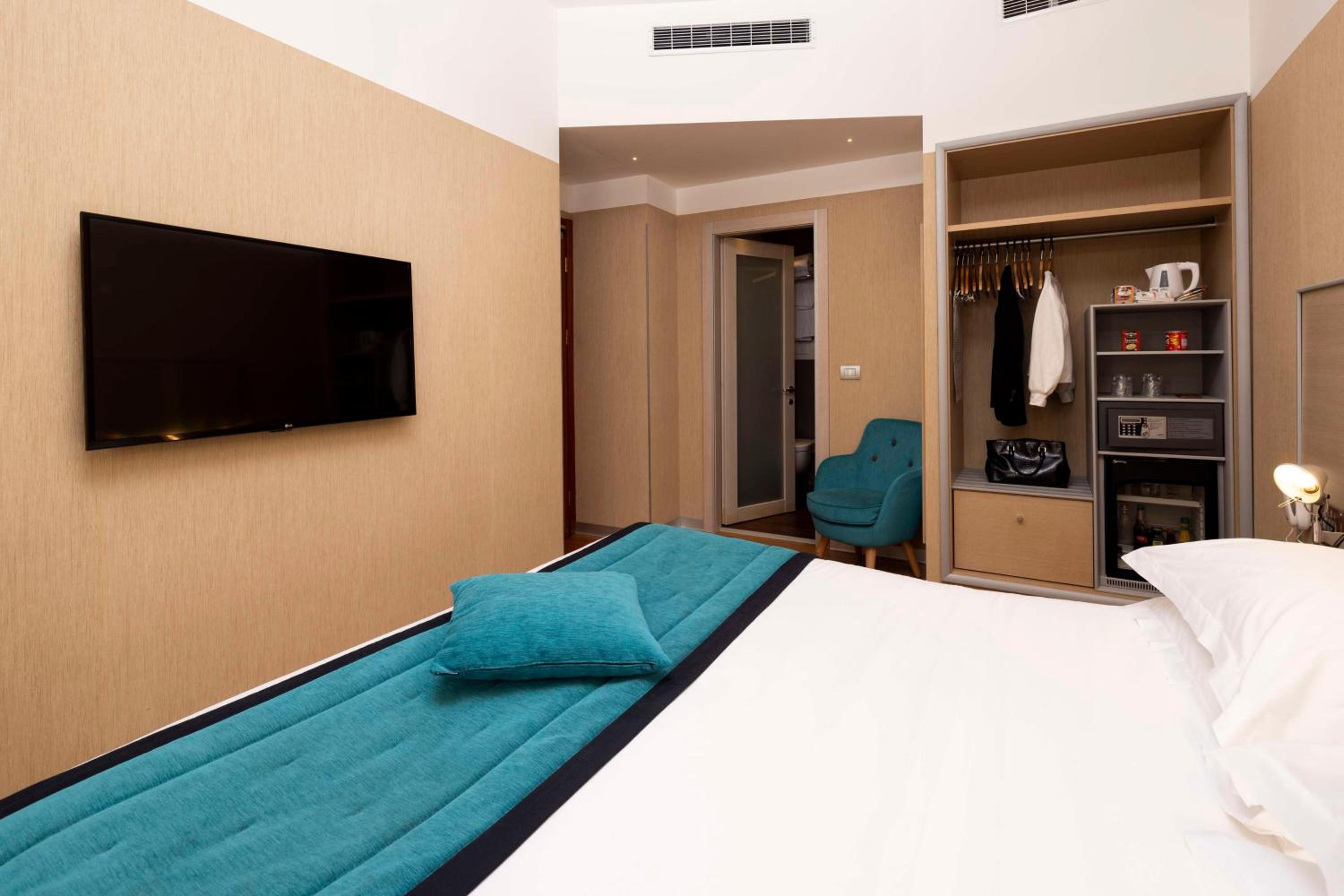 Deluxe King Room - Photo 4